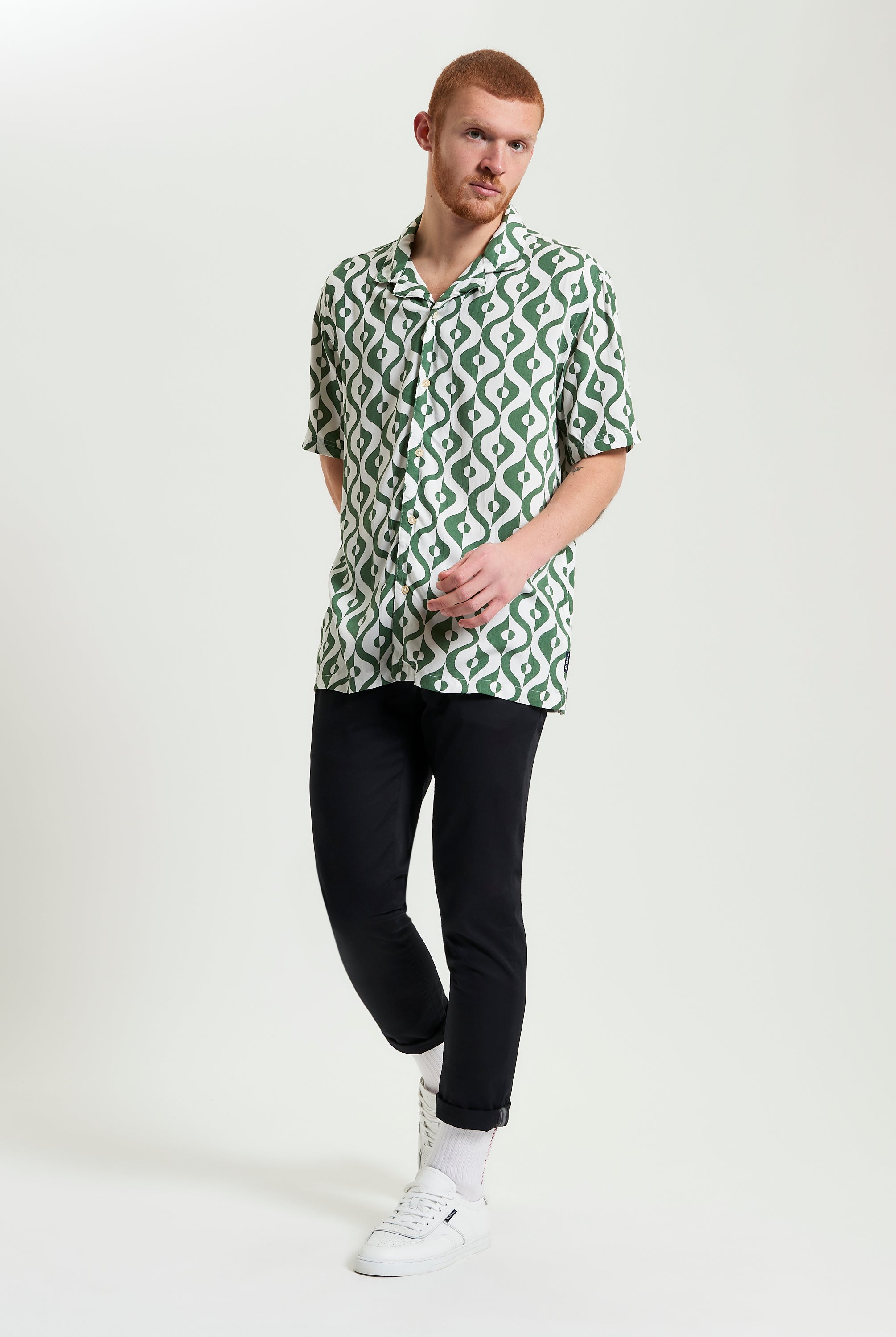 Carnaby Geo Print – short sleeve shirt with revere collar and relaxed fit in green pattern.