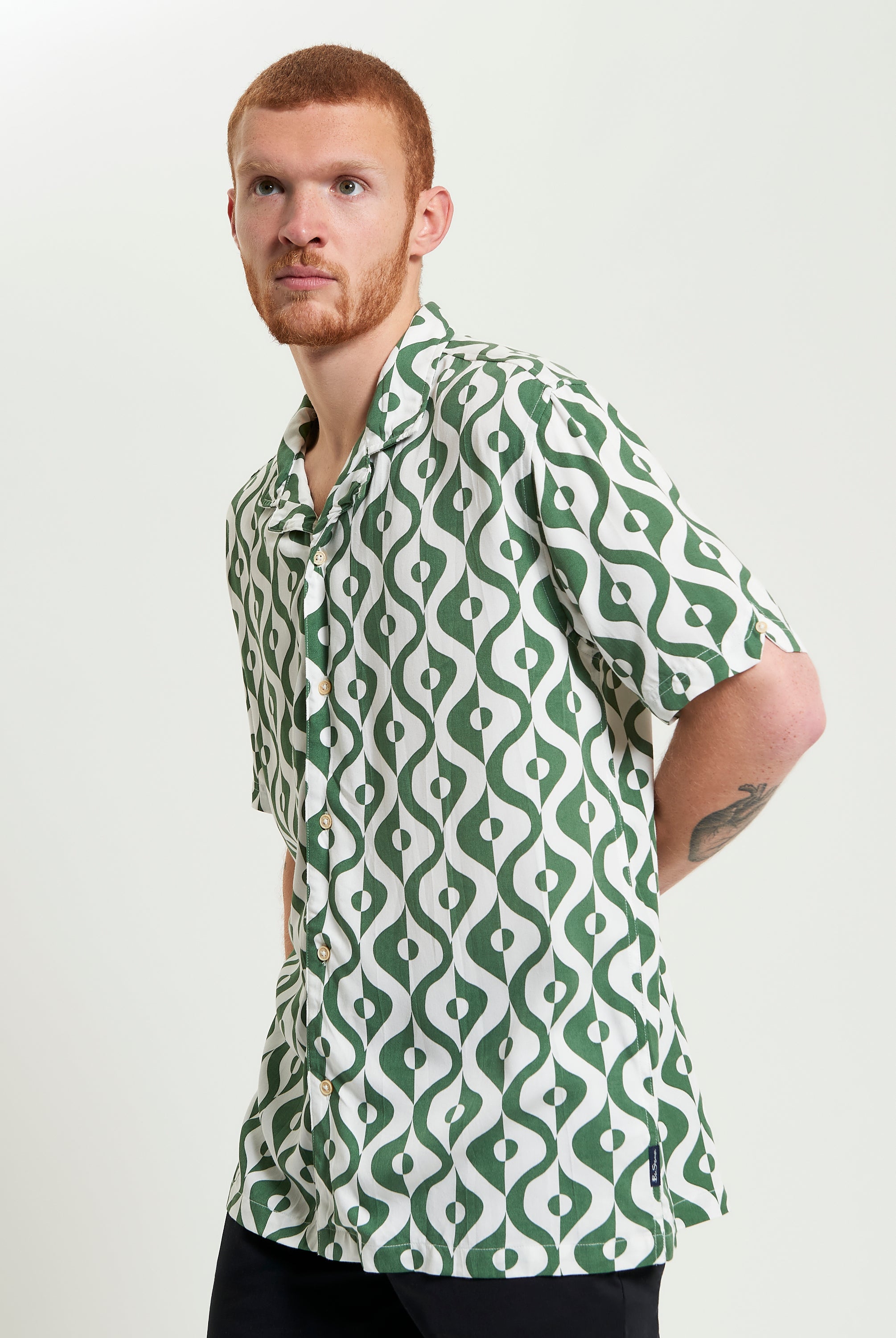 Carnaby Geo Print – Short sleeve shirt with revere collar in green and white geometric pattern.