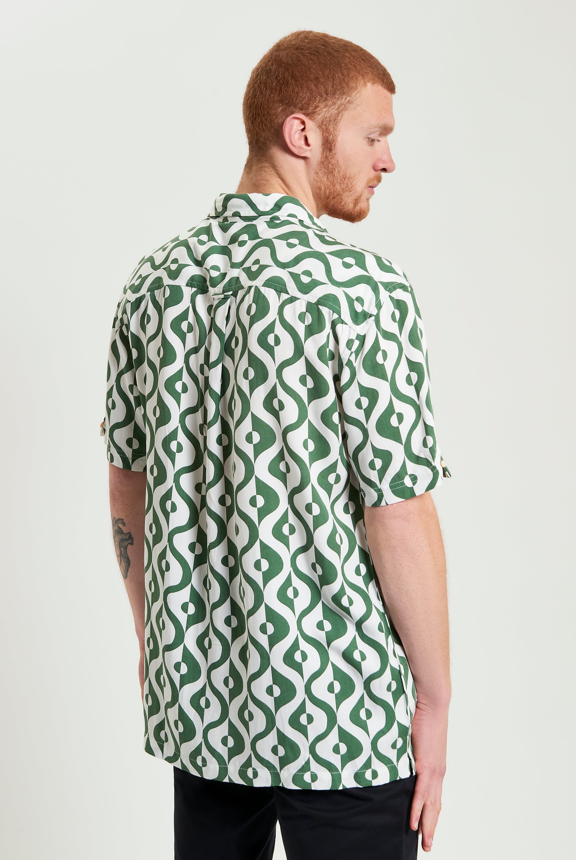 Carnaby Geo Print – Short sleeve shirt with revere collar and green geometric pattern.