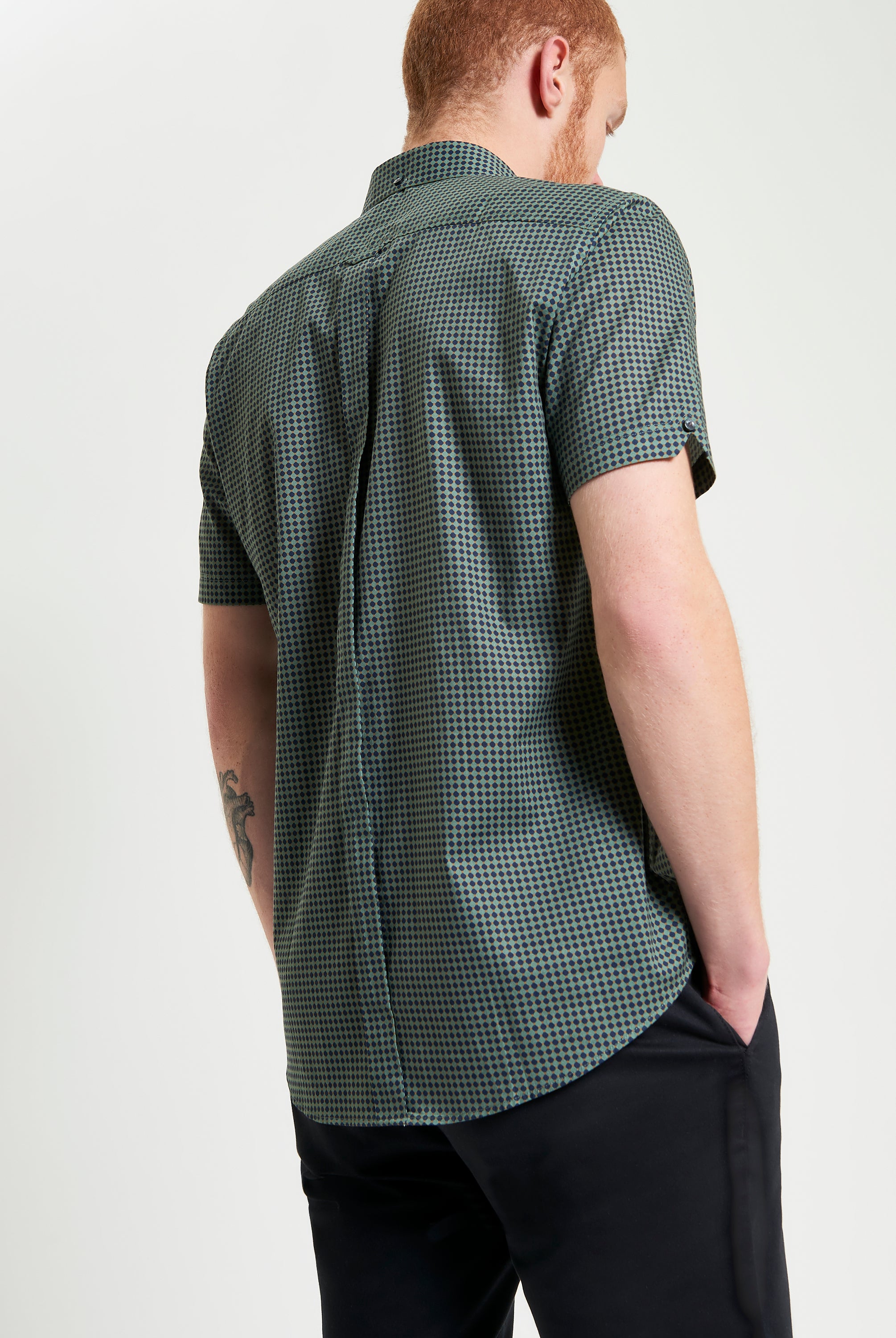 Geo Print shirt – back view showcasing modern tailoring in green check pattern. Perfect for weekday and weekend outfits.