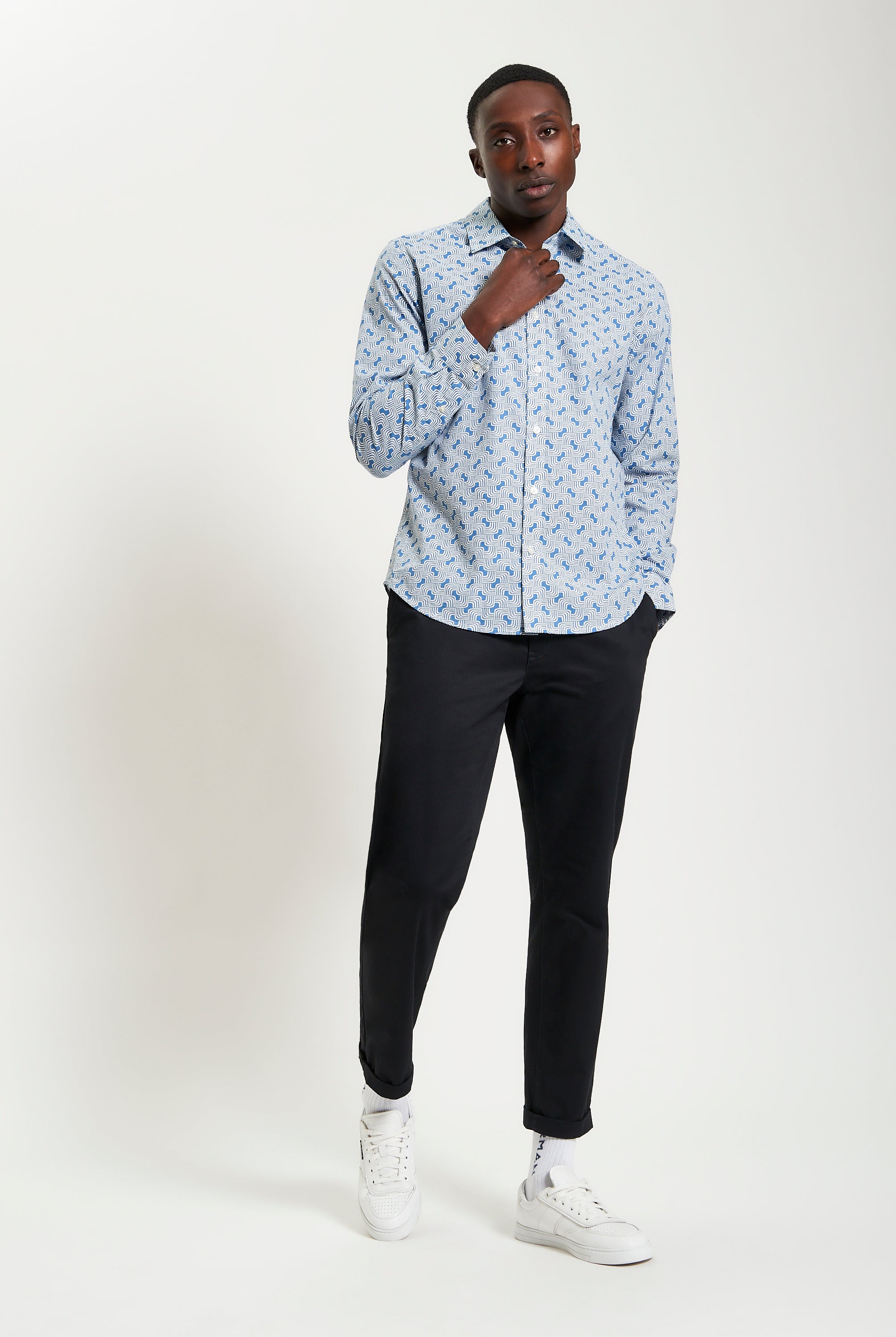 Linear Print – long-sleeve organic cotton shirt with casual point collar and curved hem.