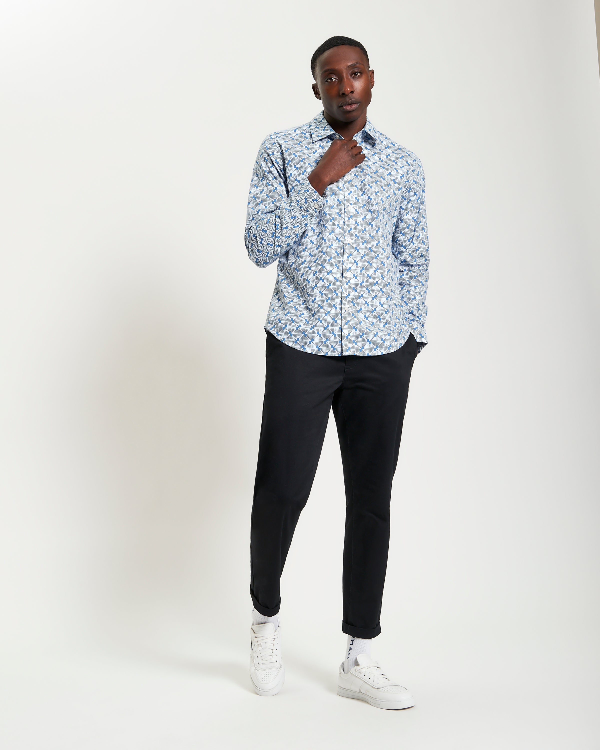 Linear Print – long-sleeve organic cotton shirt with casual point collar and curved hem.