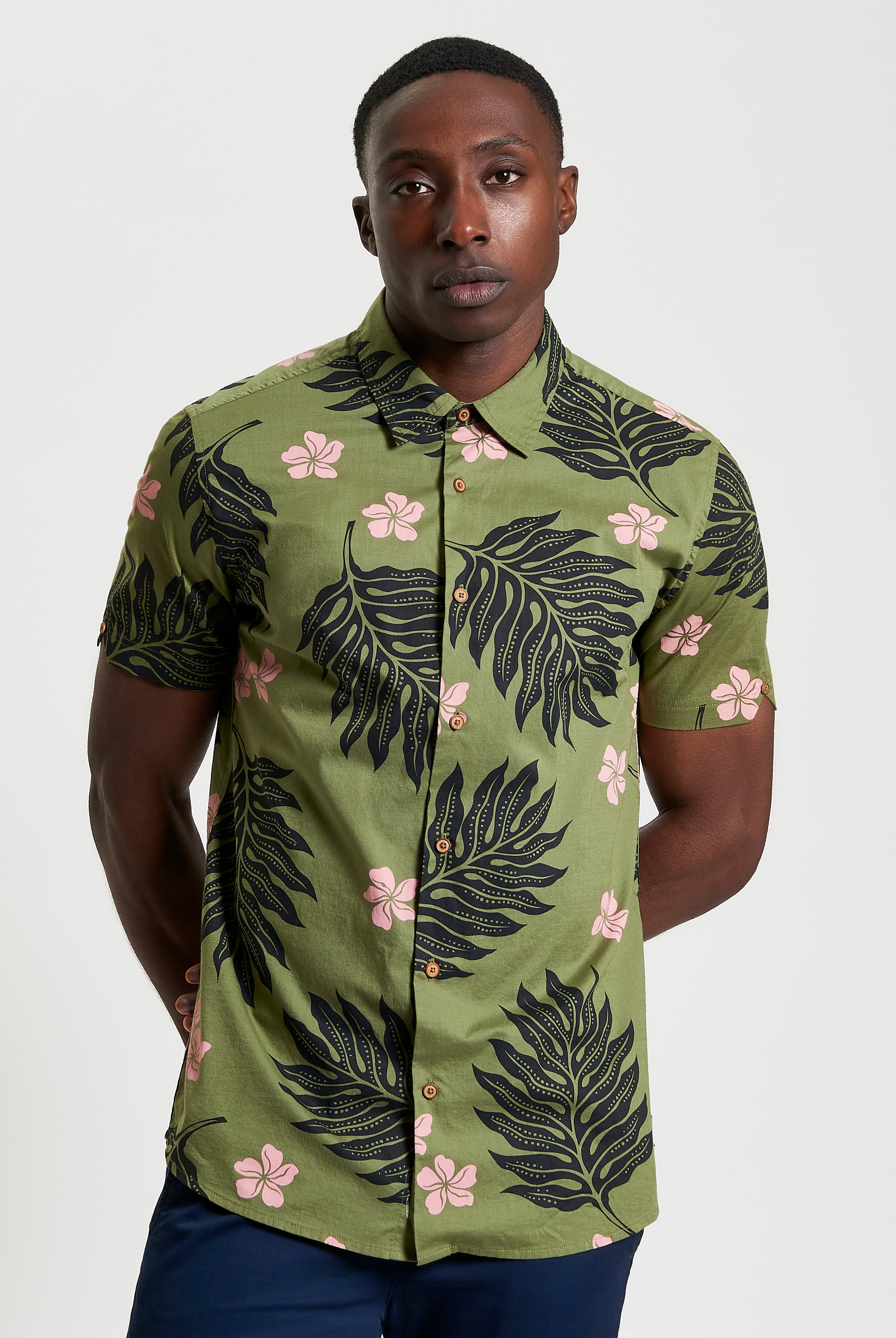 Botanical Print – Short sleeve botanical print shirt in green with pink flowers, casual fit for summer style.