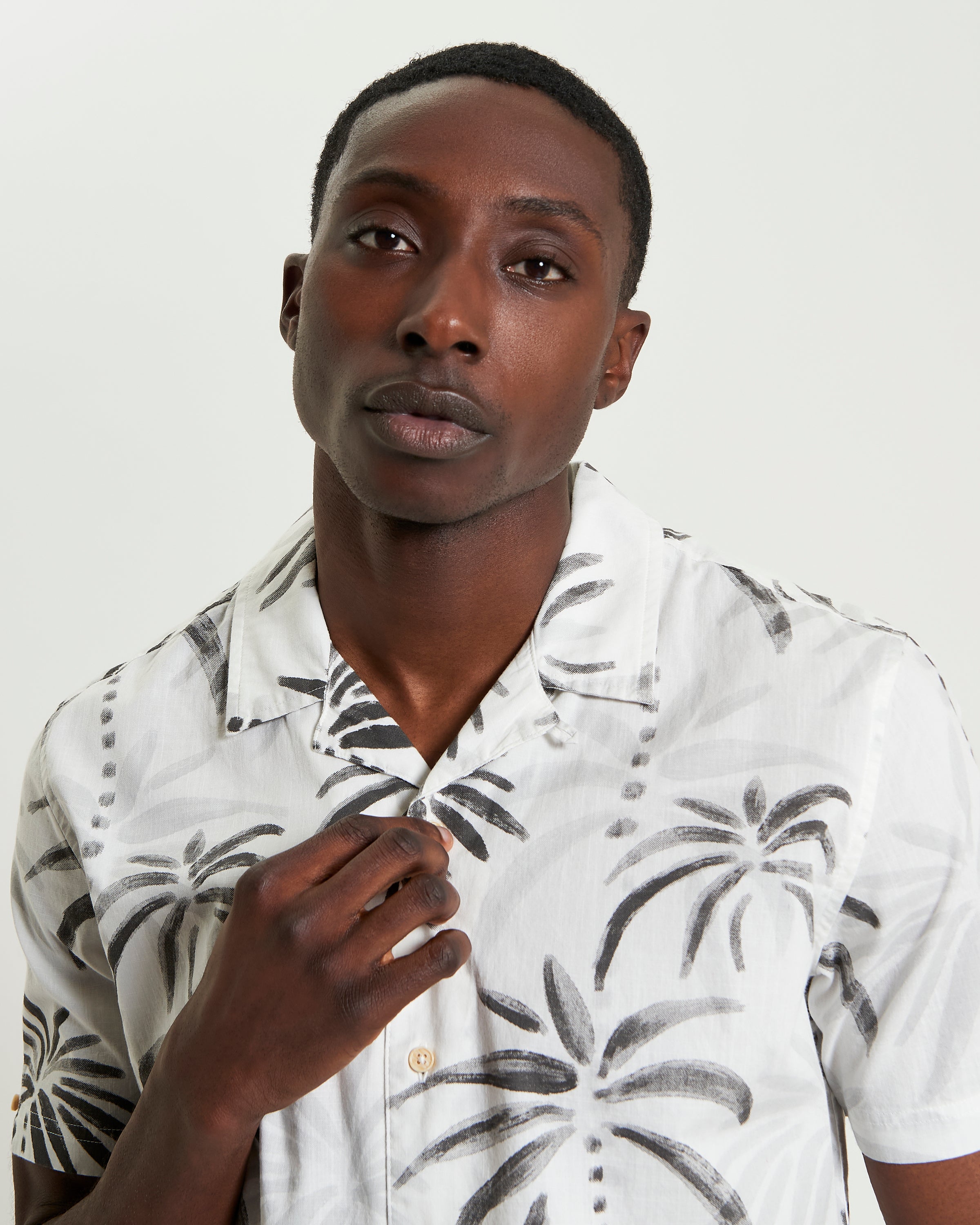 Palm Print Shirt – Short Sleeves – Relaxed Fit for Summer Style
