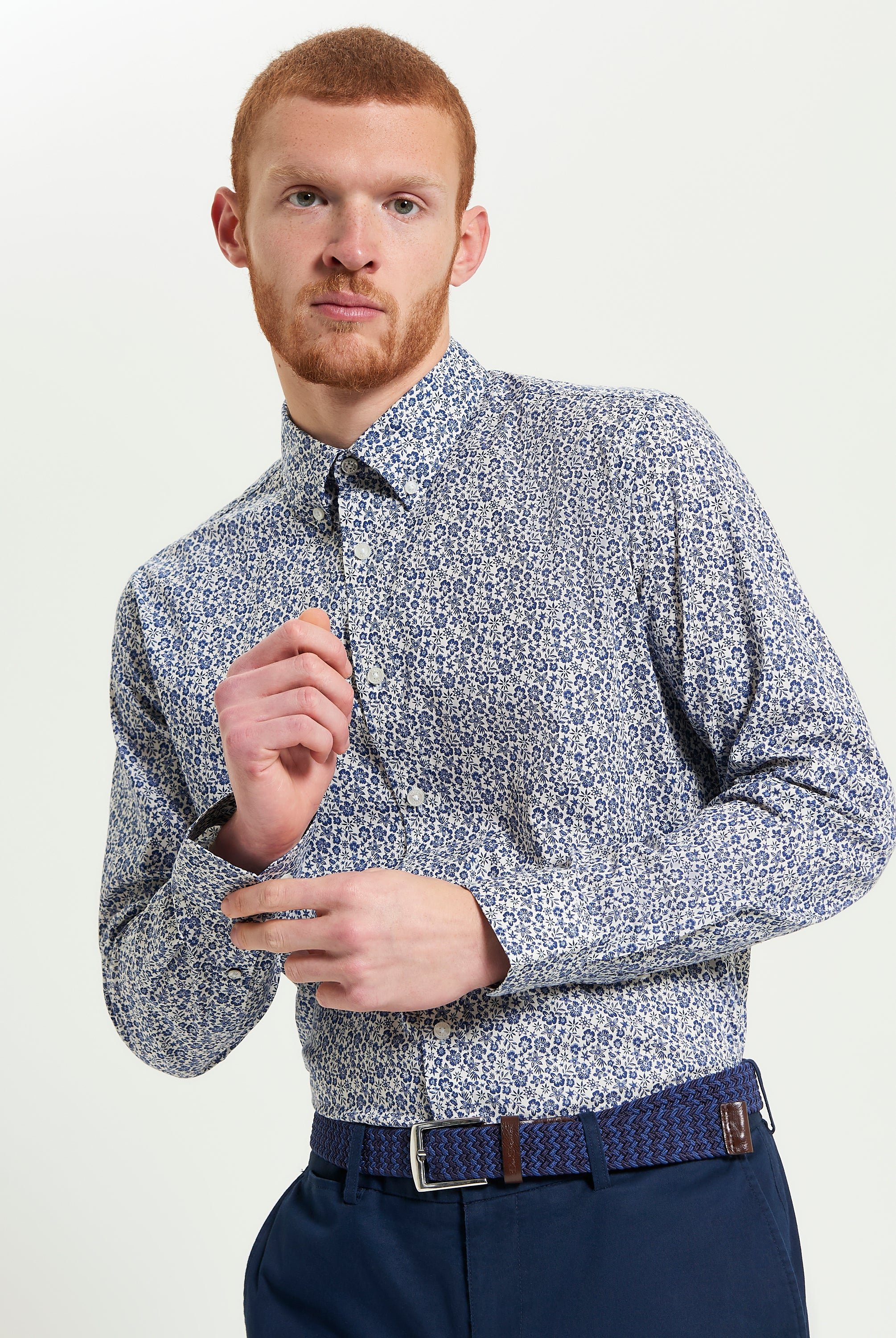 Mono Floral Print – long-sleeve shirt featuring refined button-down collar and floral pattern.