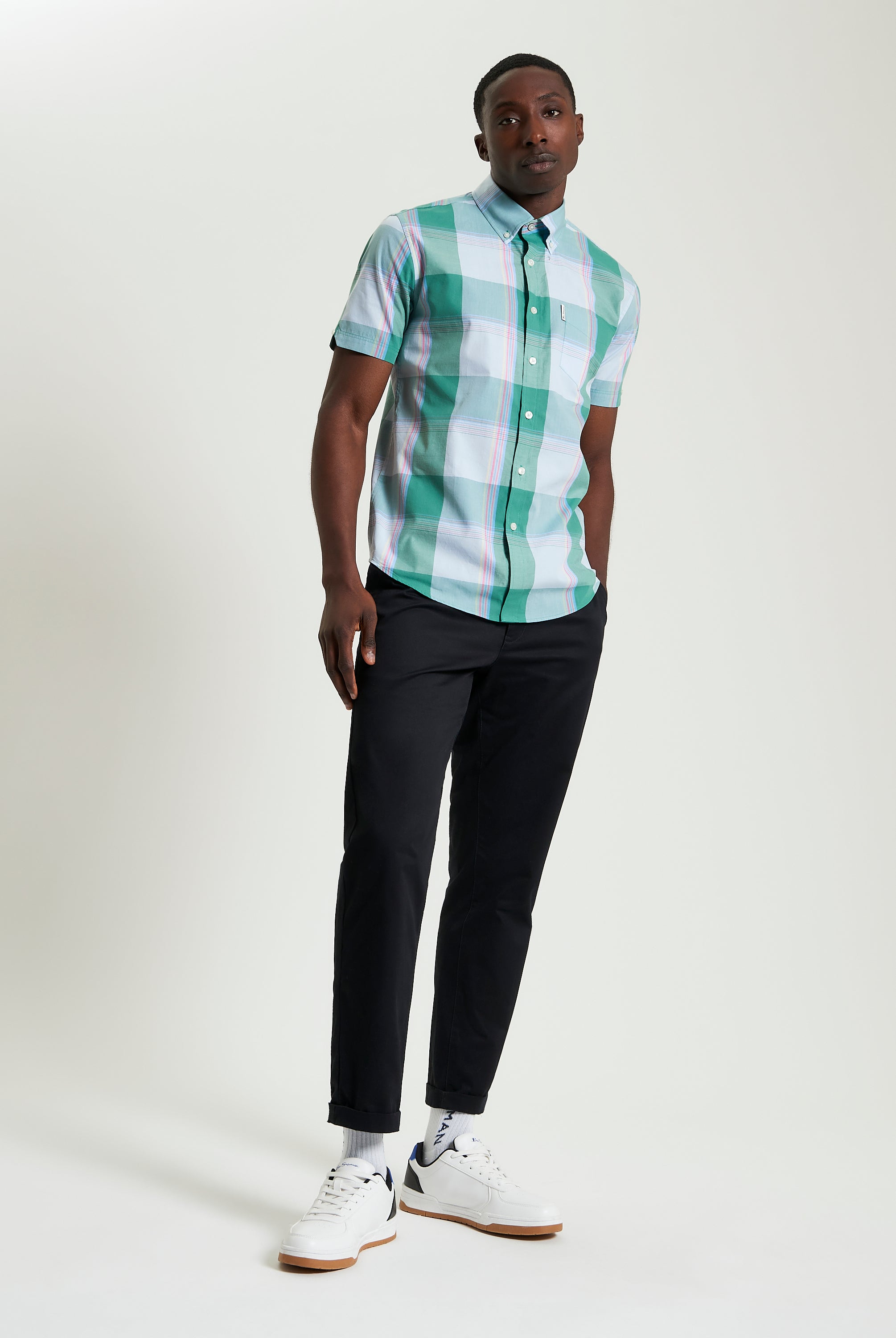 Multicolour Overcheck – Short-sleeve shirt in vibrant pattern and smart tailoring, featuring a curved hem and button-down collar.