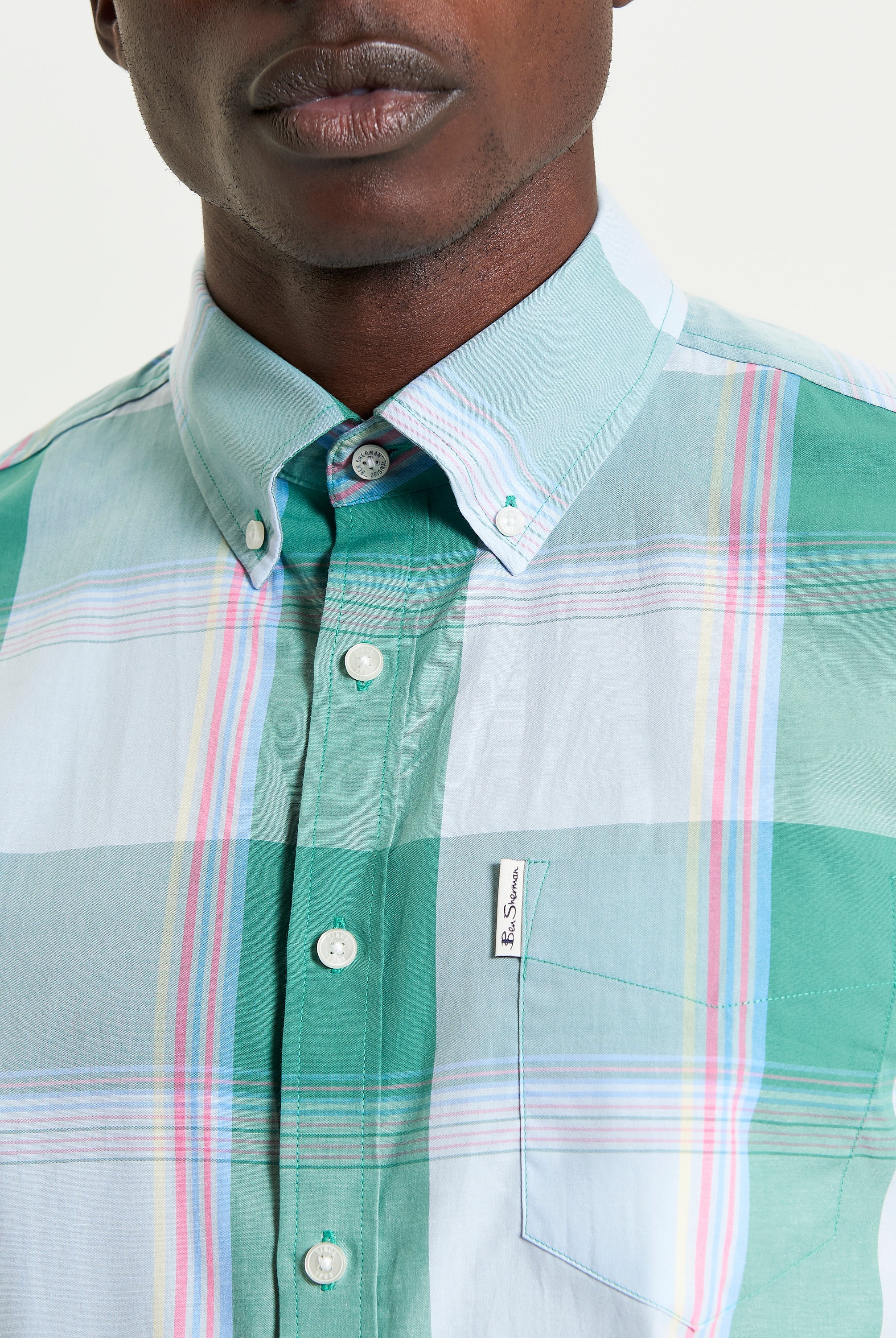 Multicolour Overcheck – Short-sleeve shirt featuring a bold overcheck print and vibrant stripes in organic cotton.