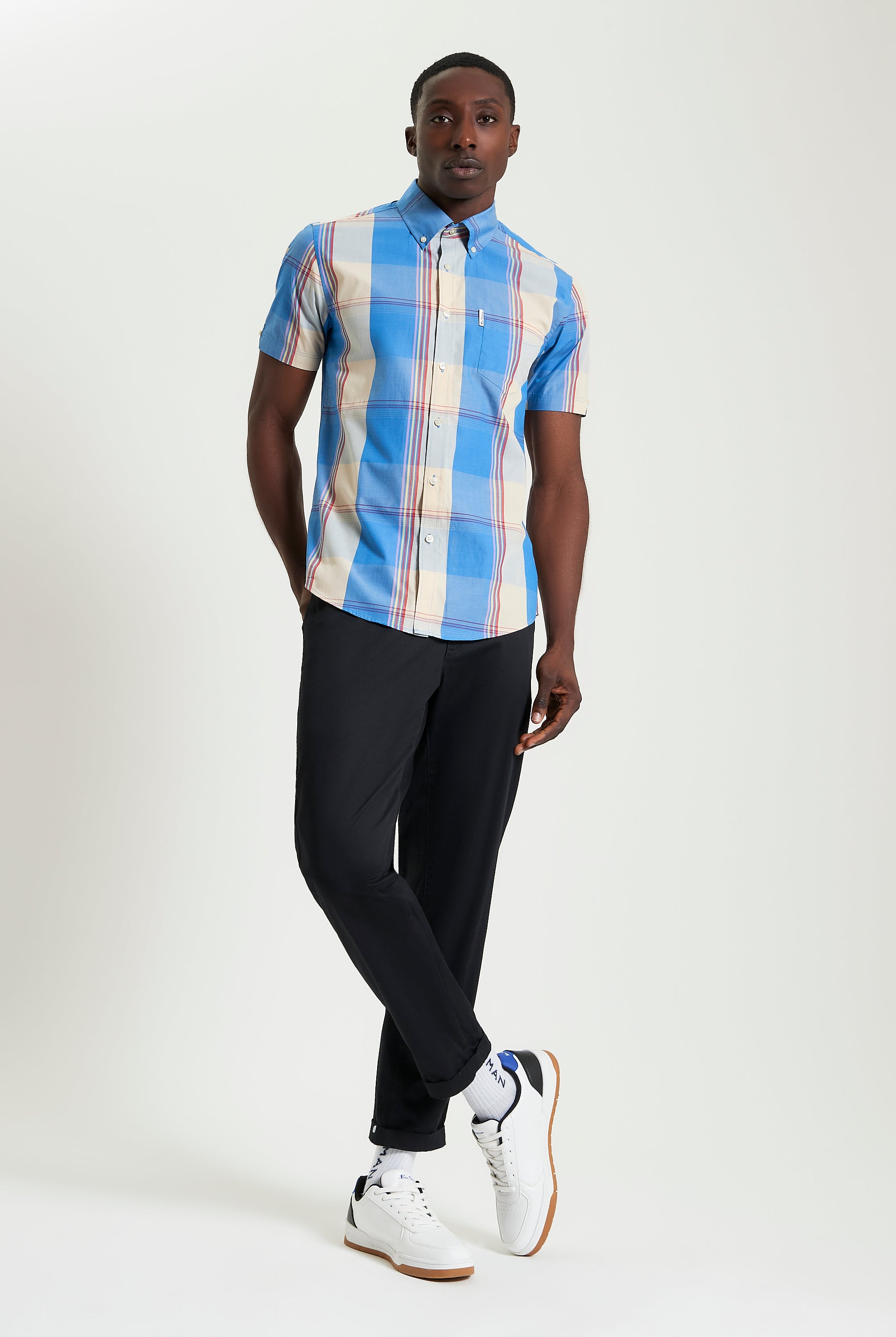 Multicolour Overcheck – Blue and White Short Sleeve Shirt with Curved Hem and Button-Down Collar