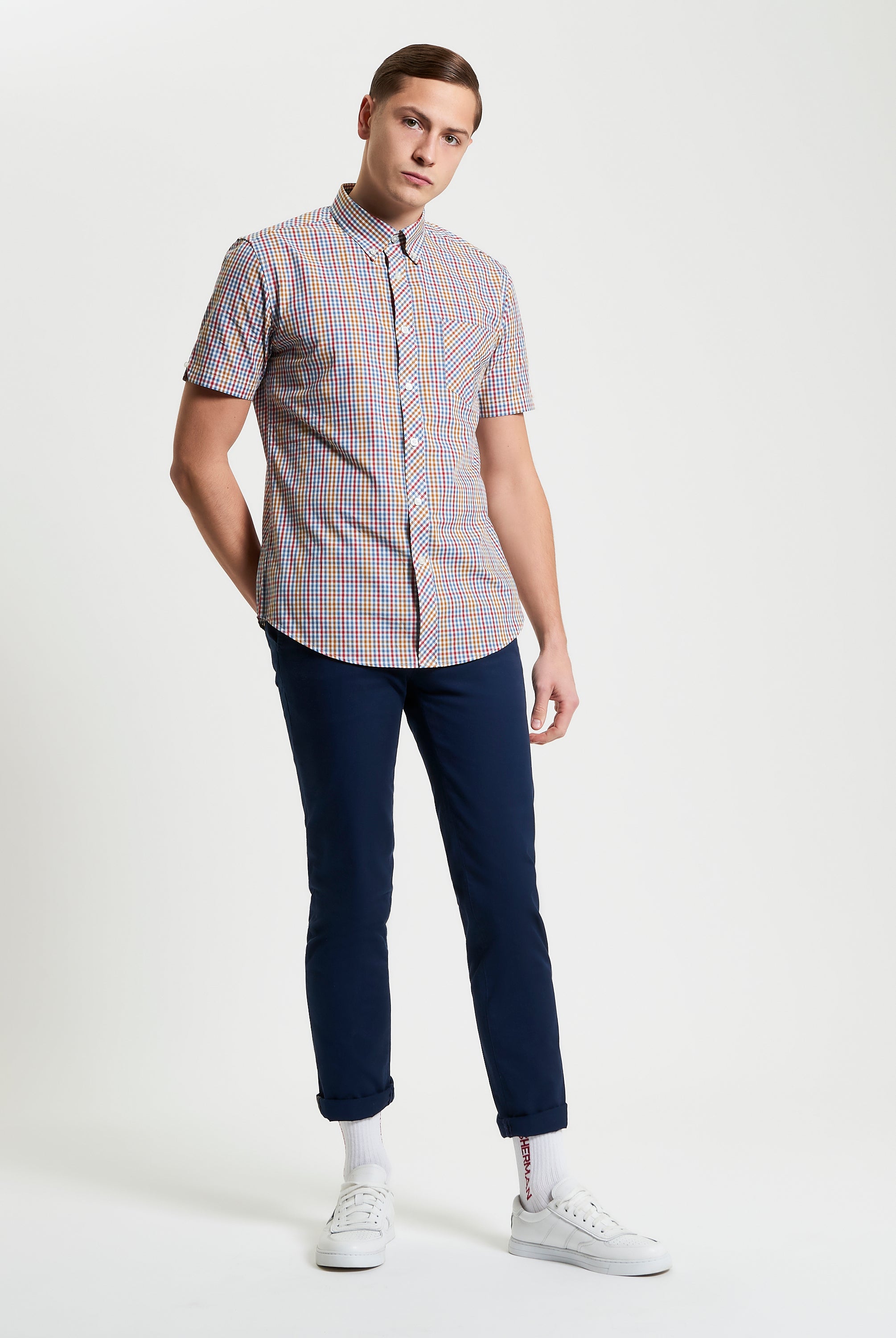 Mini Gingham – Short sleeve check shirt in a regular fit, worn with navy pants and white sneakers for a smart casual look.