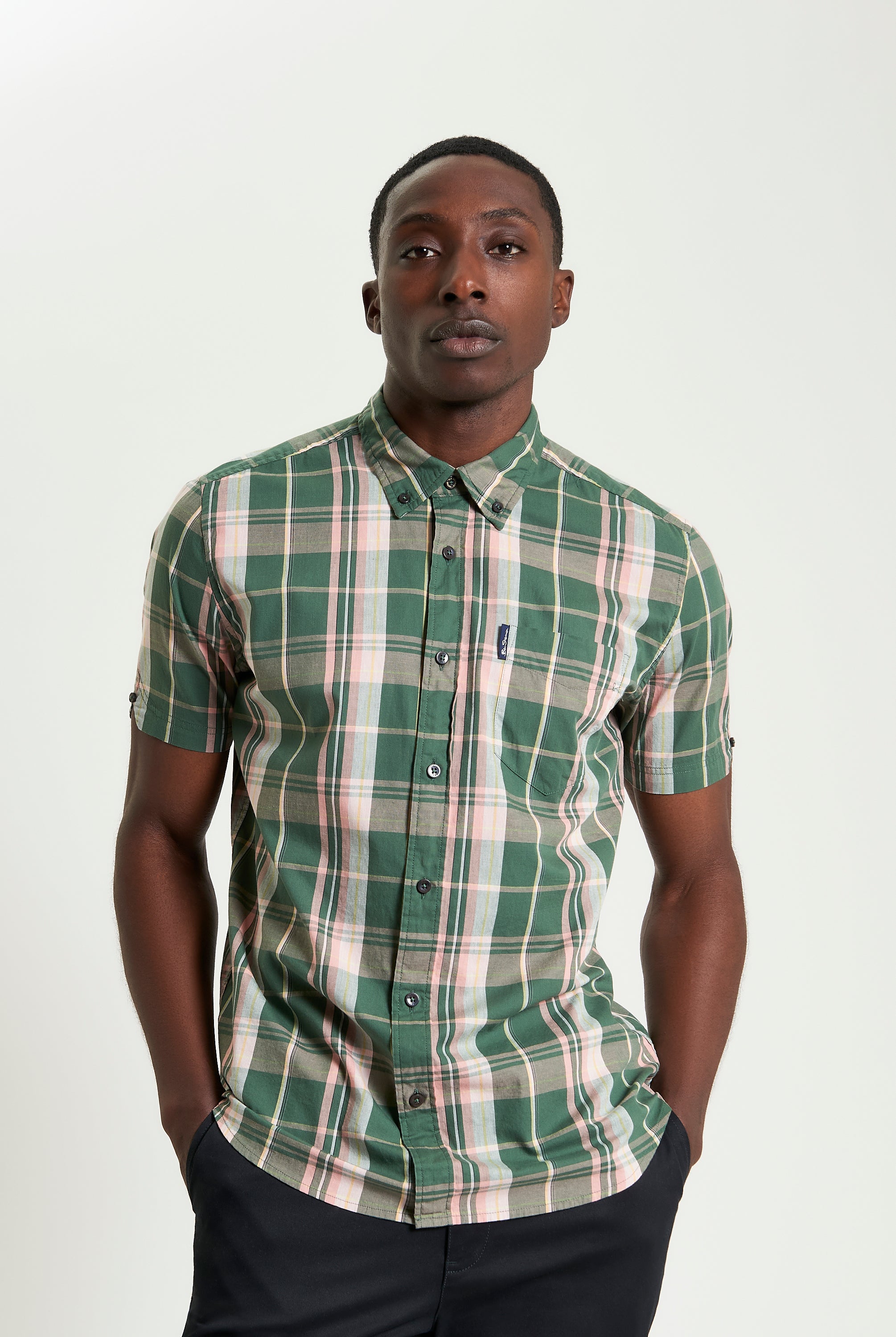 Slub Check – Green Short Sleeve Shirt with Button-Down Collar and Curved Hem