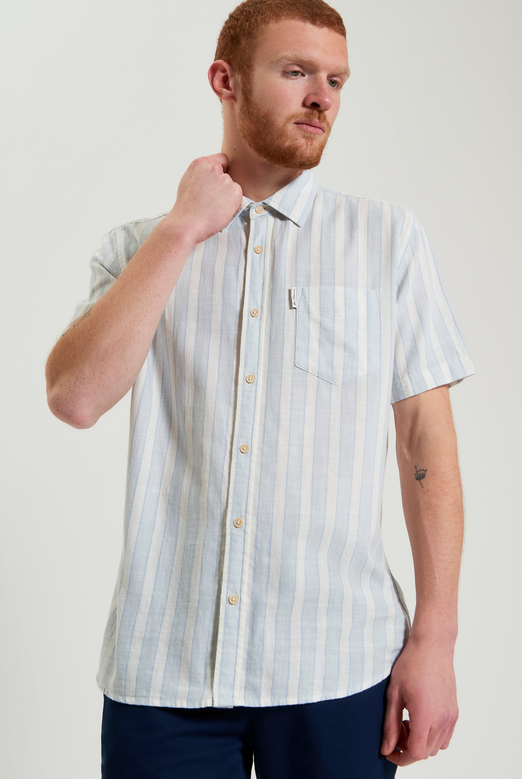 Framed Candy Stripe – short sleeve shirt with casual point collar and curved hem, perfect for summer style.