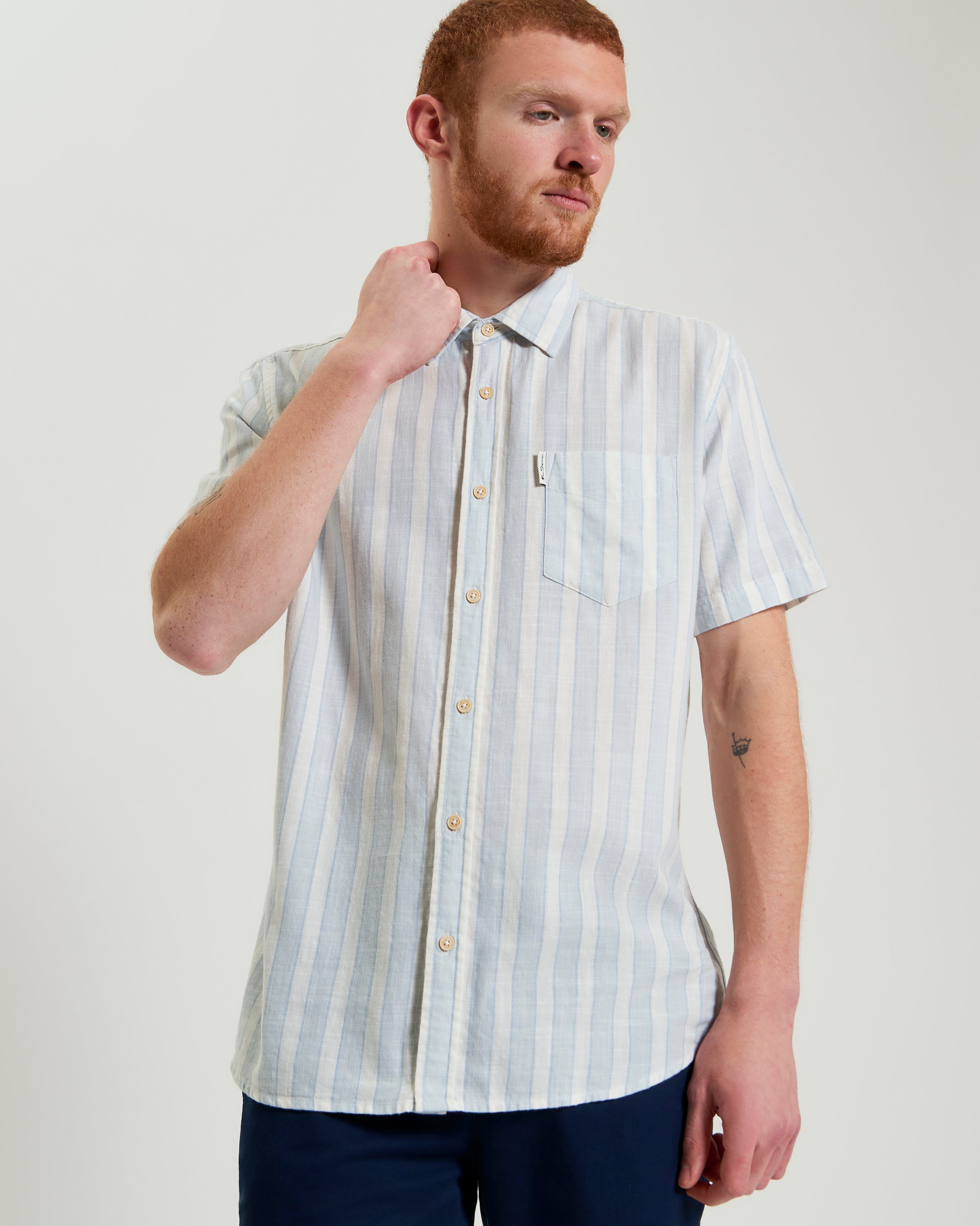Framed Candy Stripe – short sleeve shirt with casual point collar and curved hem, perfect for summer style.
