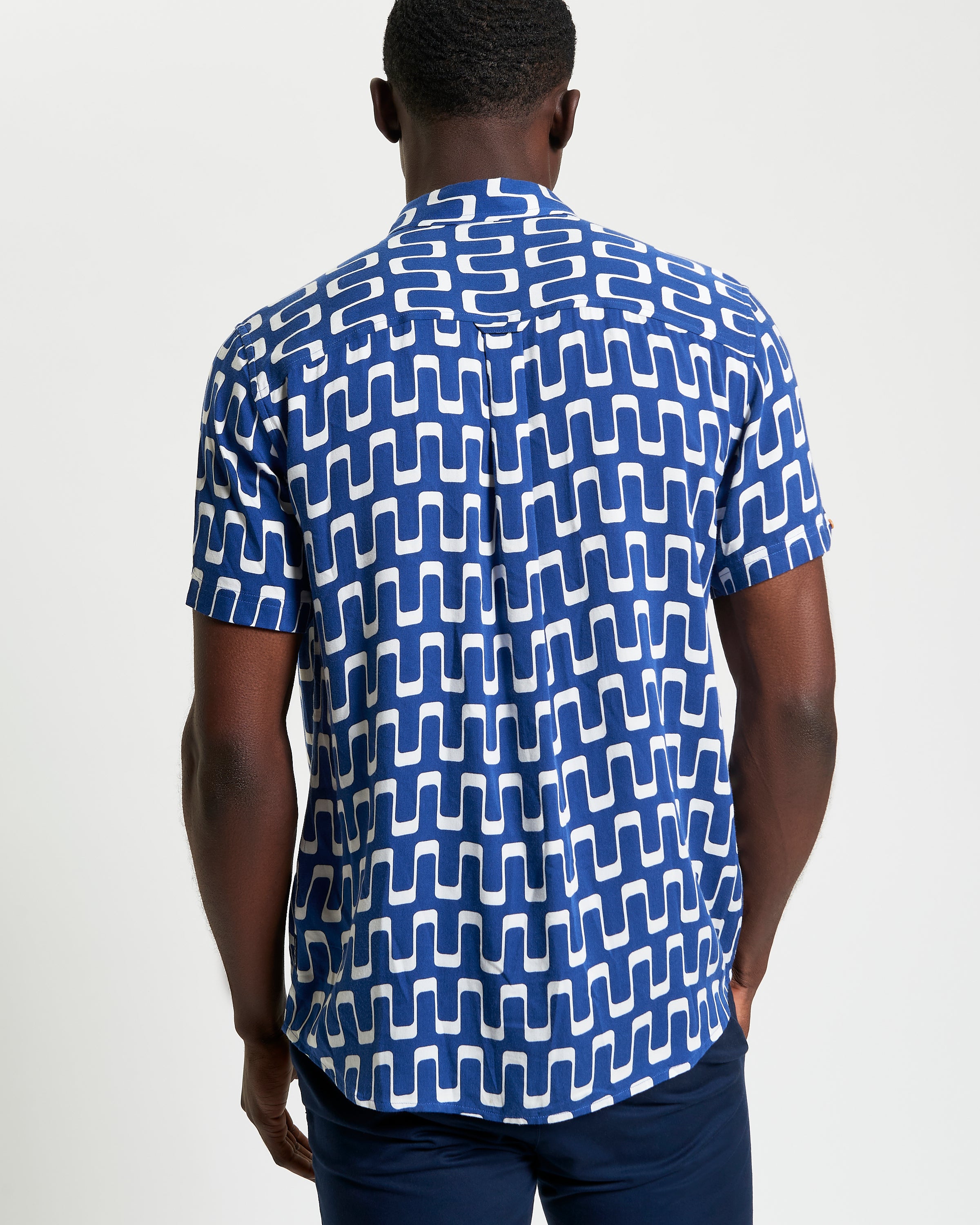 Jazz Print – Short sleeve shirt featuring a blue and white abstract wave motif, perfect for casual or evening wear.