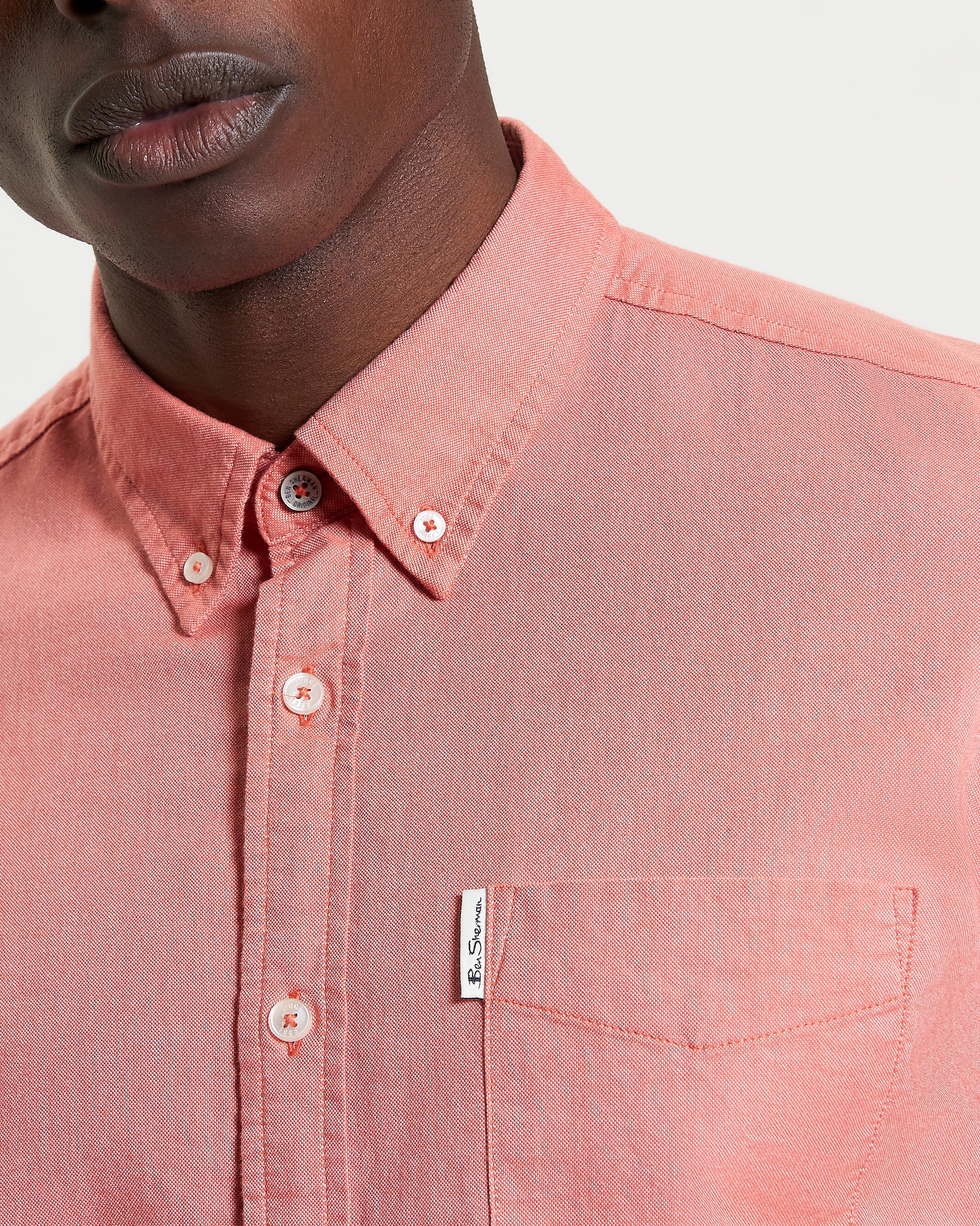 Signature Oxford Short Sleeve Shirt – Pink – Detail of collar and chest pocket with Ben Sherman label.