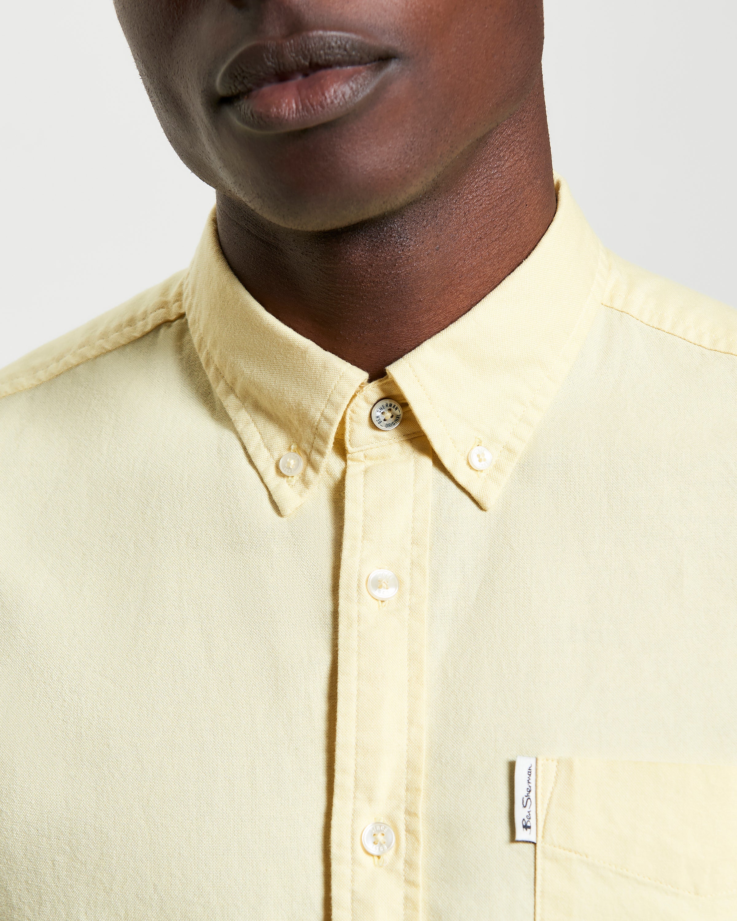 Signature Oxford Short Sleeve Shirt – yellow featuring a button-down collar and Ben Sherman label, showcasing a contemporary look.