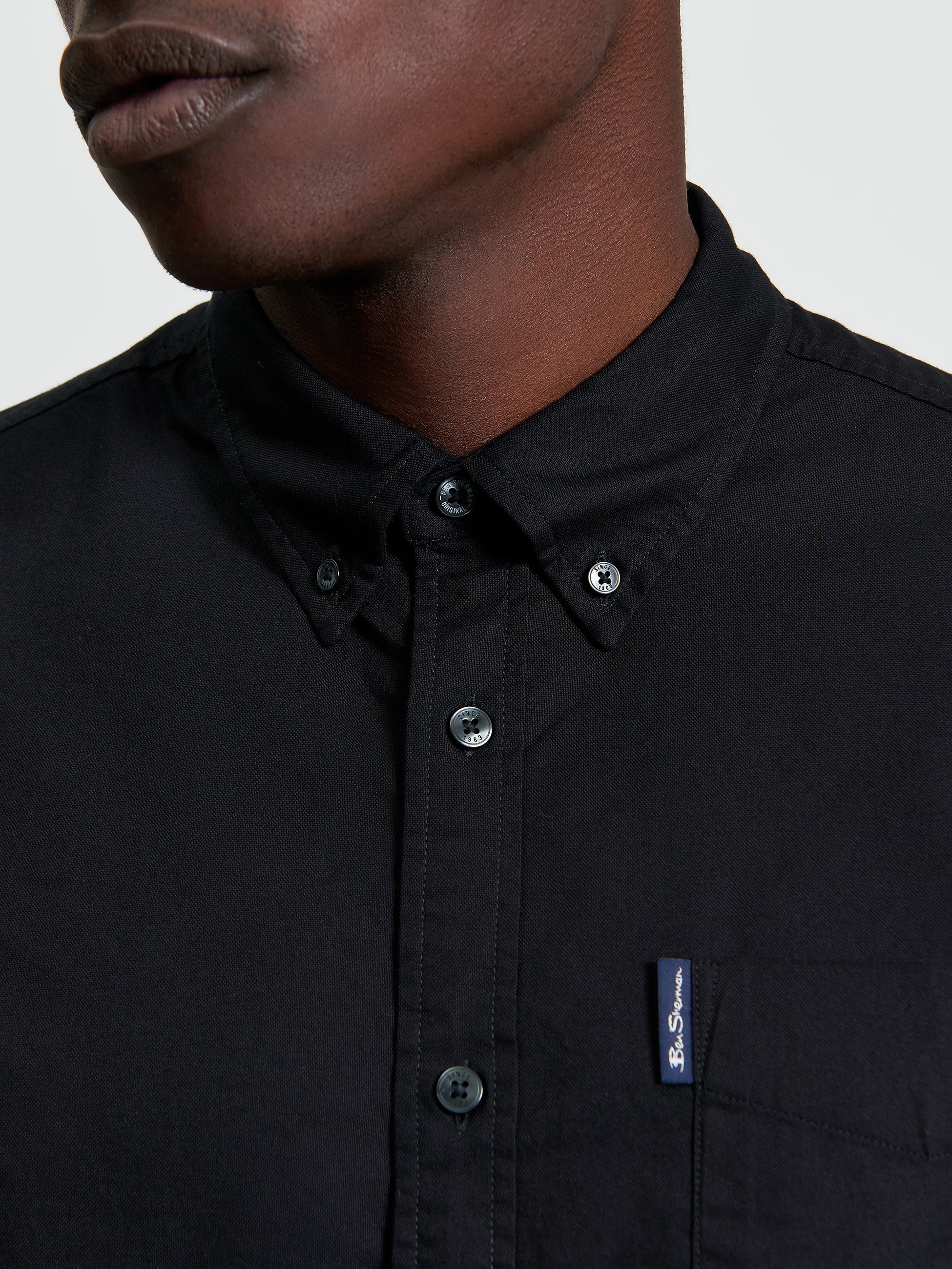 Signature Oxford Short Sleeve Shirt - Black - Detail View