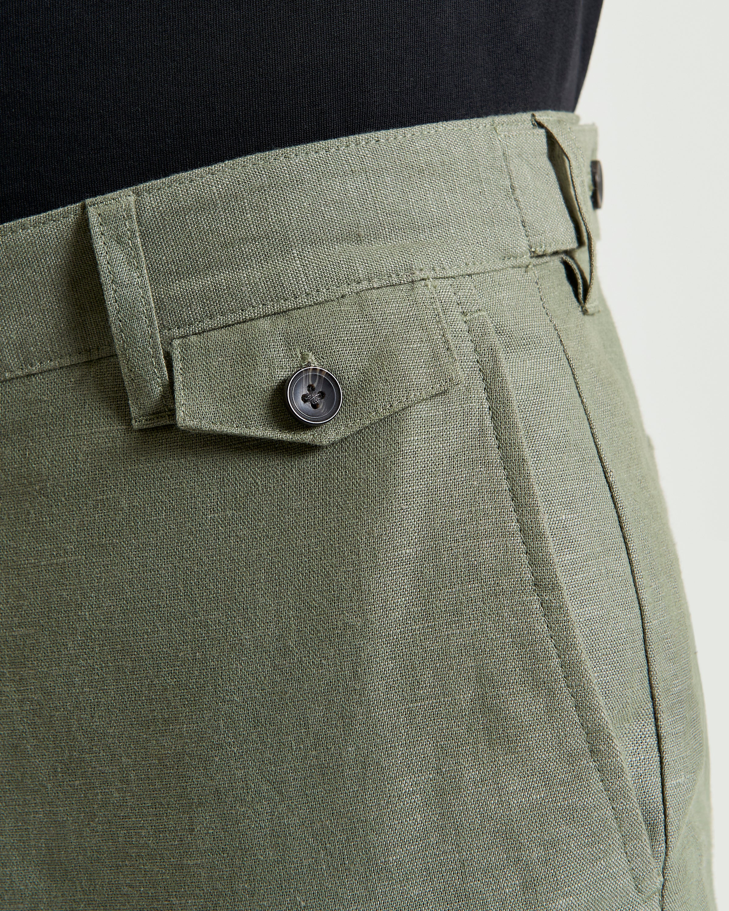 Linen Cotton Trouser – olive green close-up of waistband and pockets, showcasing slim fit and sleek design.