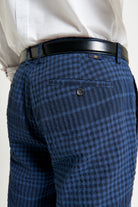 Seersucker Check Short – dark blue checked shorts with button welt pocket and relaxed fit