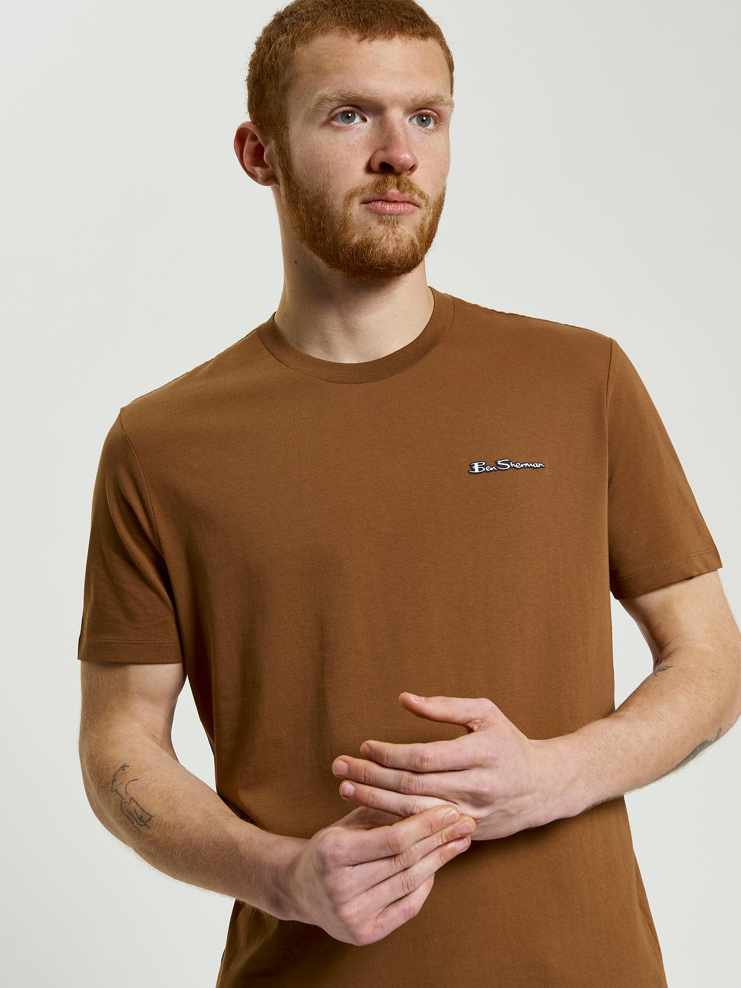 Signature Tee – brown regular fit crew neck shirt with branded silicon badge.