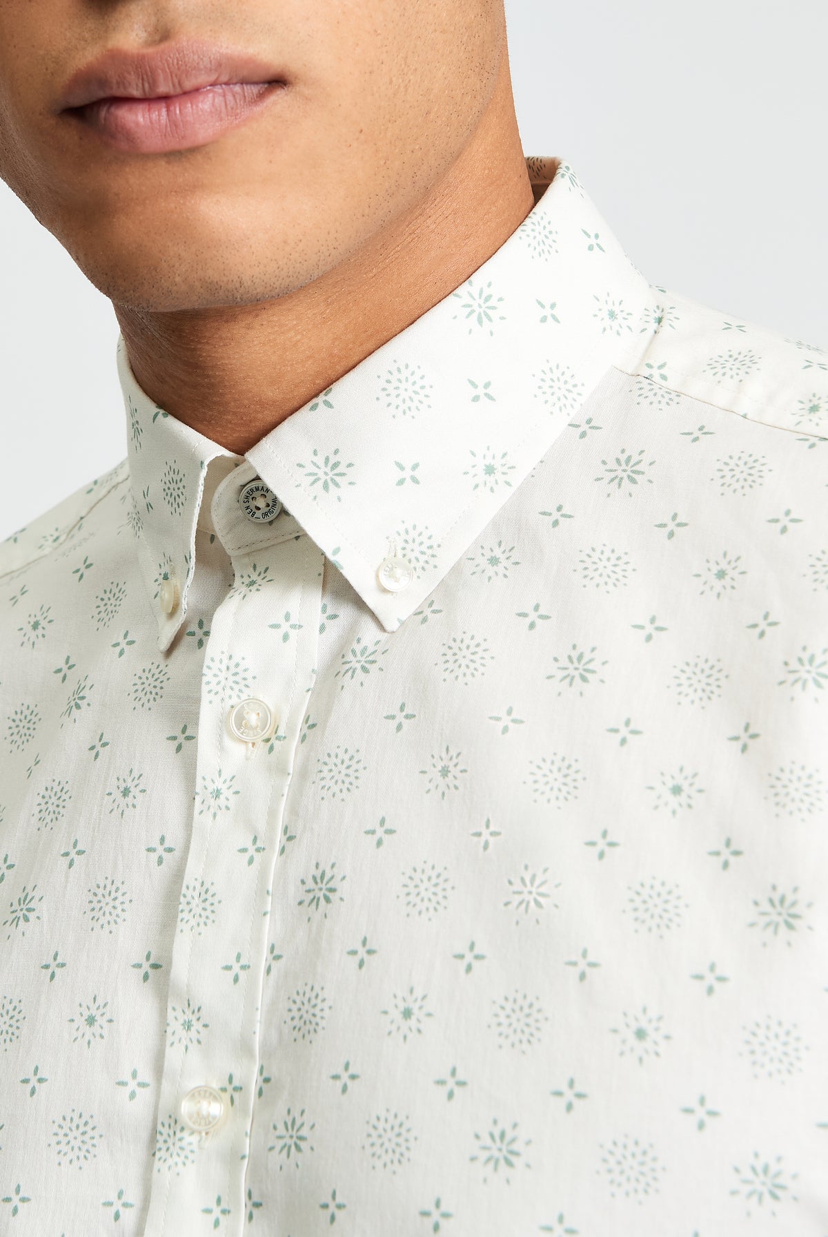 Short Sleeve Scattered Geo Print Shirt - Sage - Close-Up