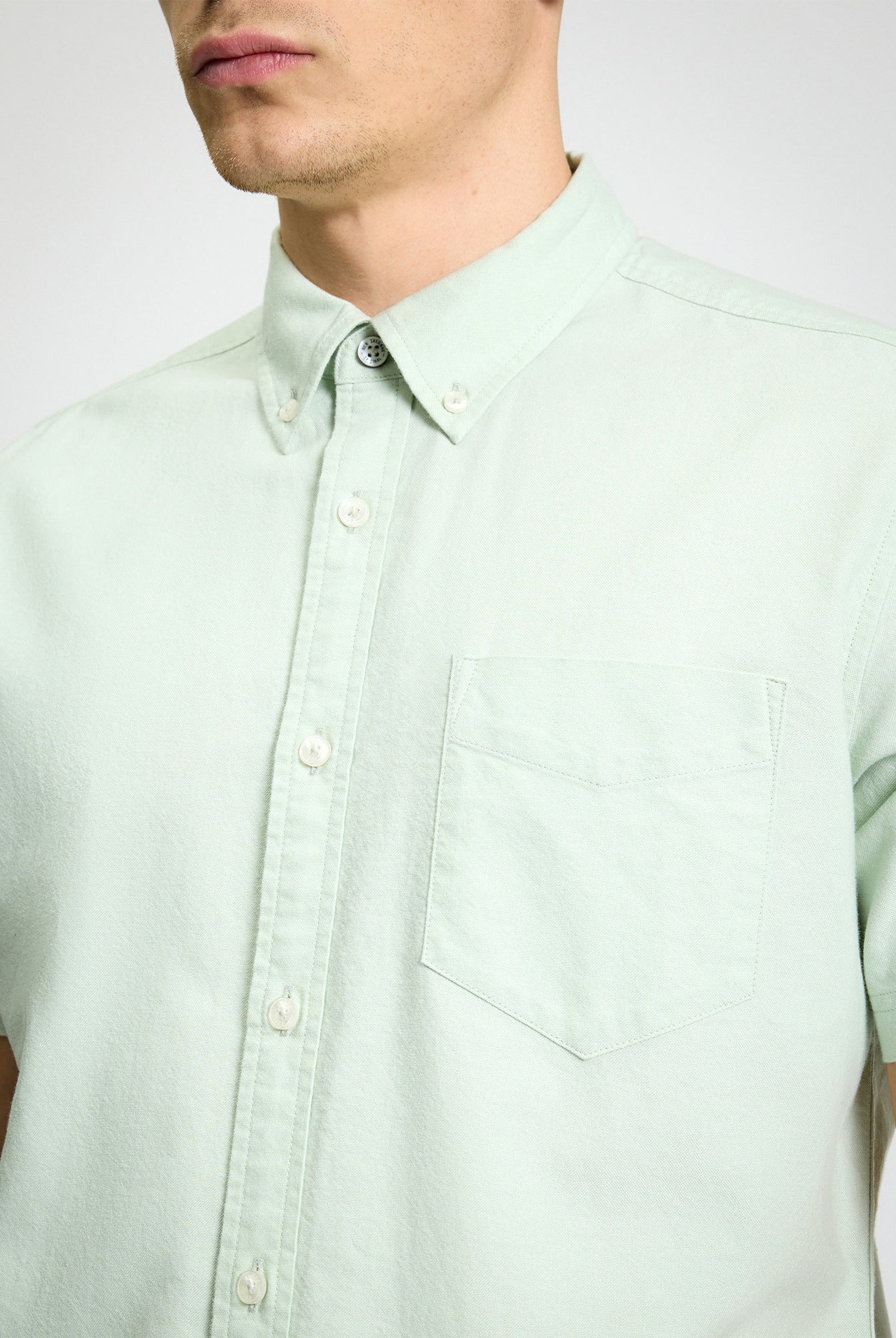 Short Sleeve Signature Oxford Shirt - Pistachio - Close-Up