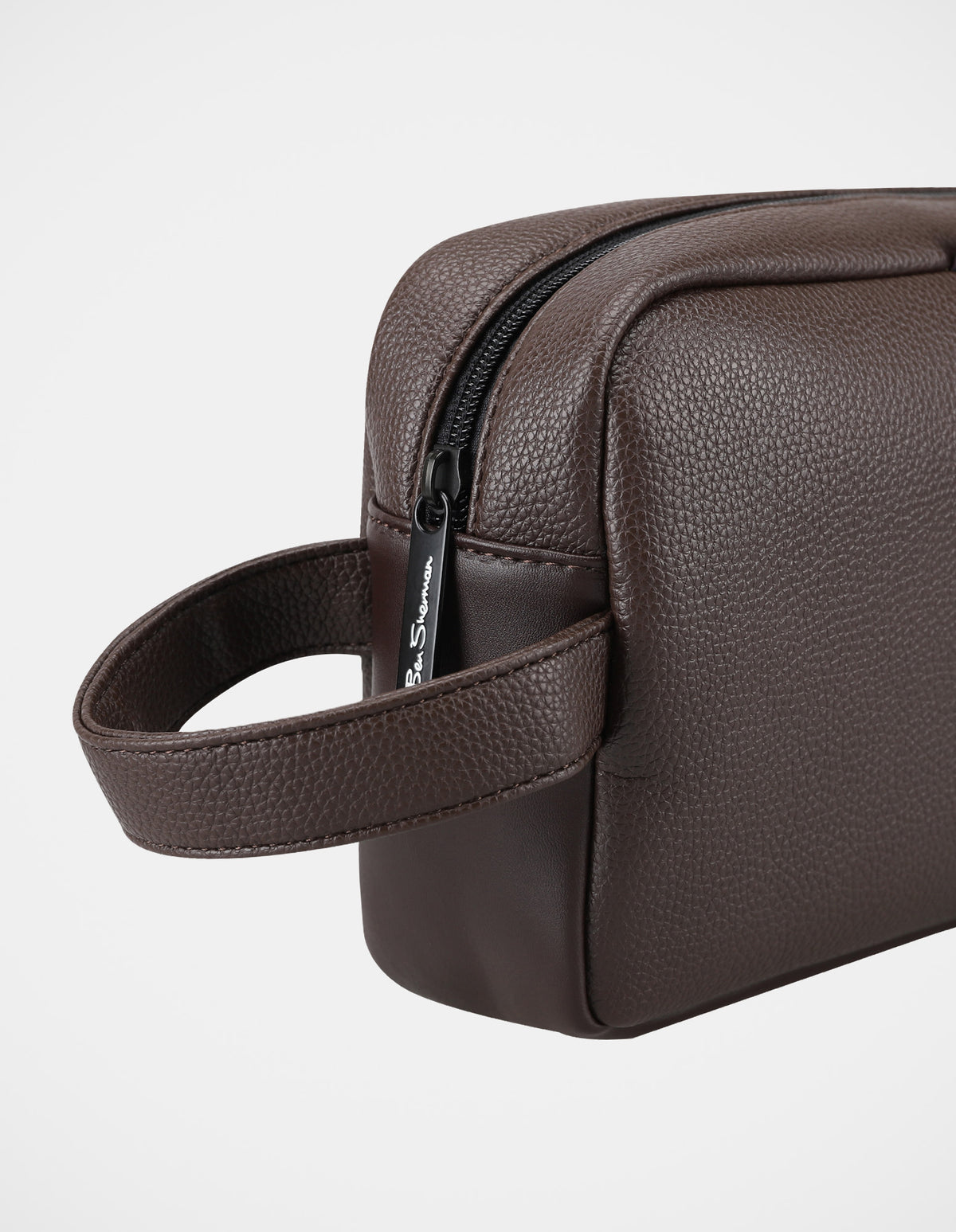 Wetpack – stylish brown washbag designed for modern men, crafted from durable water-resistant material.