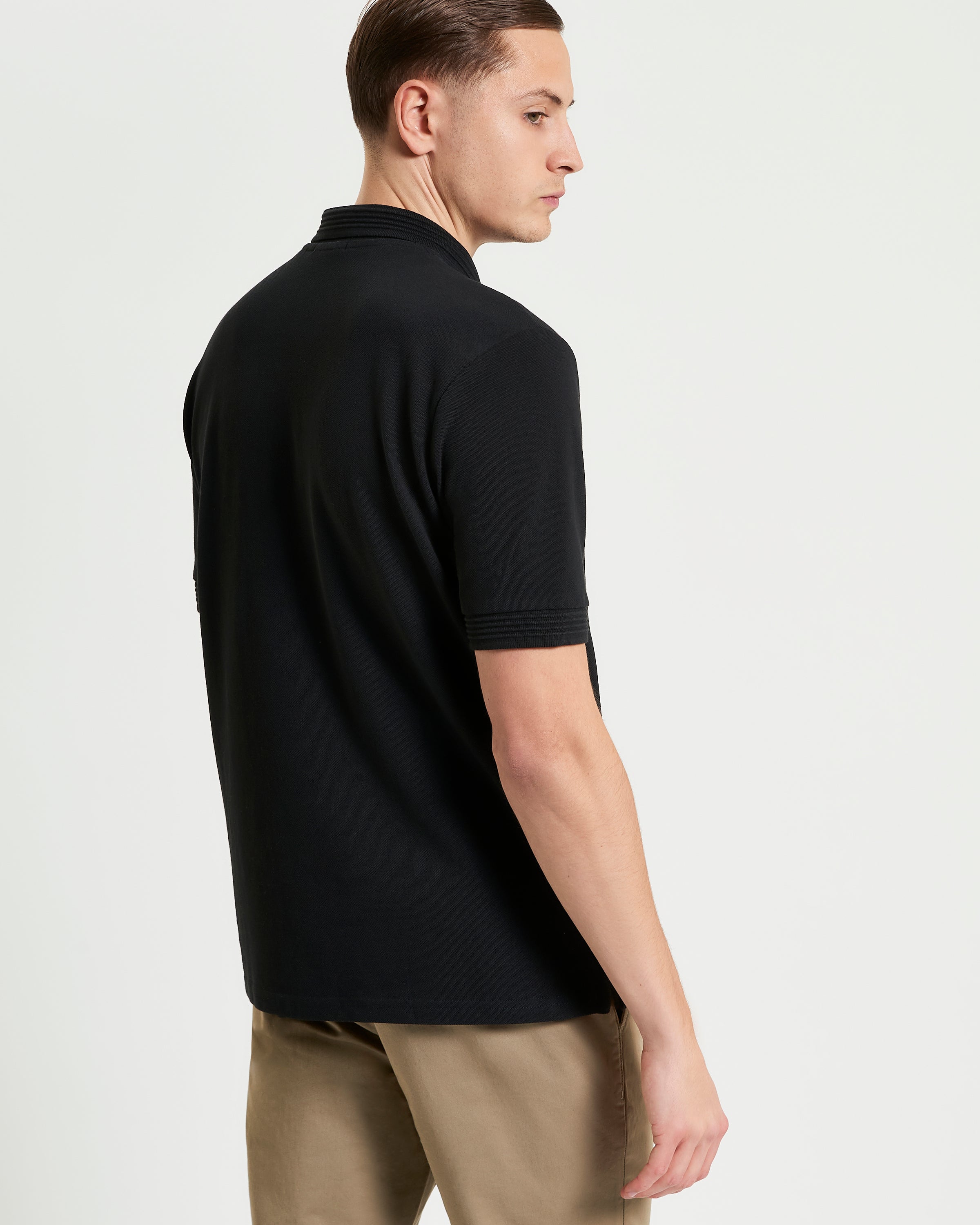 Gull Embroidery Polo – Relaxed fit pique polo in organic cotton with ribbed collar and cuff.