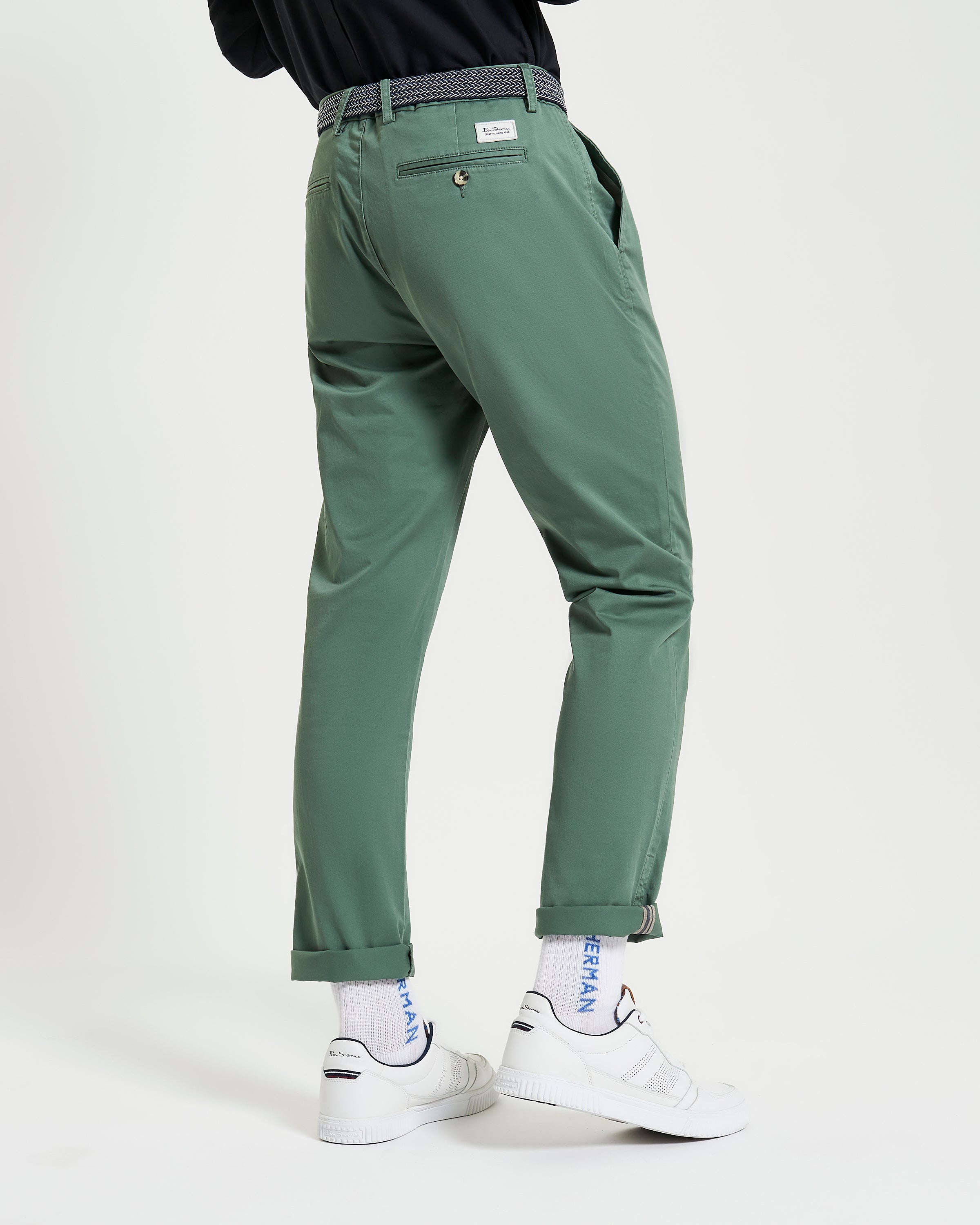 Signature Slim Stretch Chino – green, featuring a buttoned waist and zip fly, perfect for smart casual occasions.