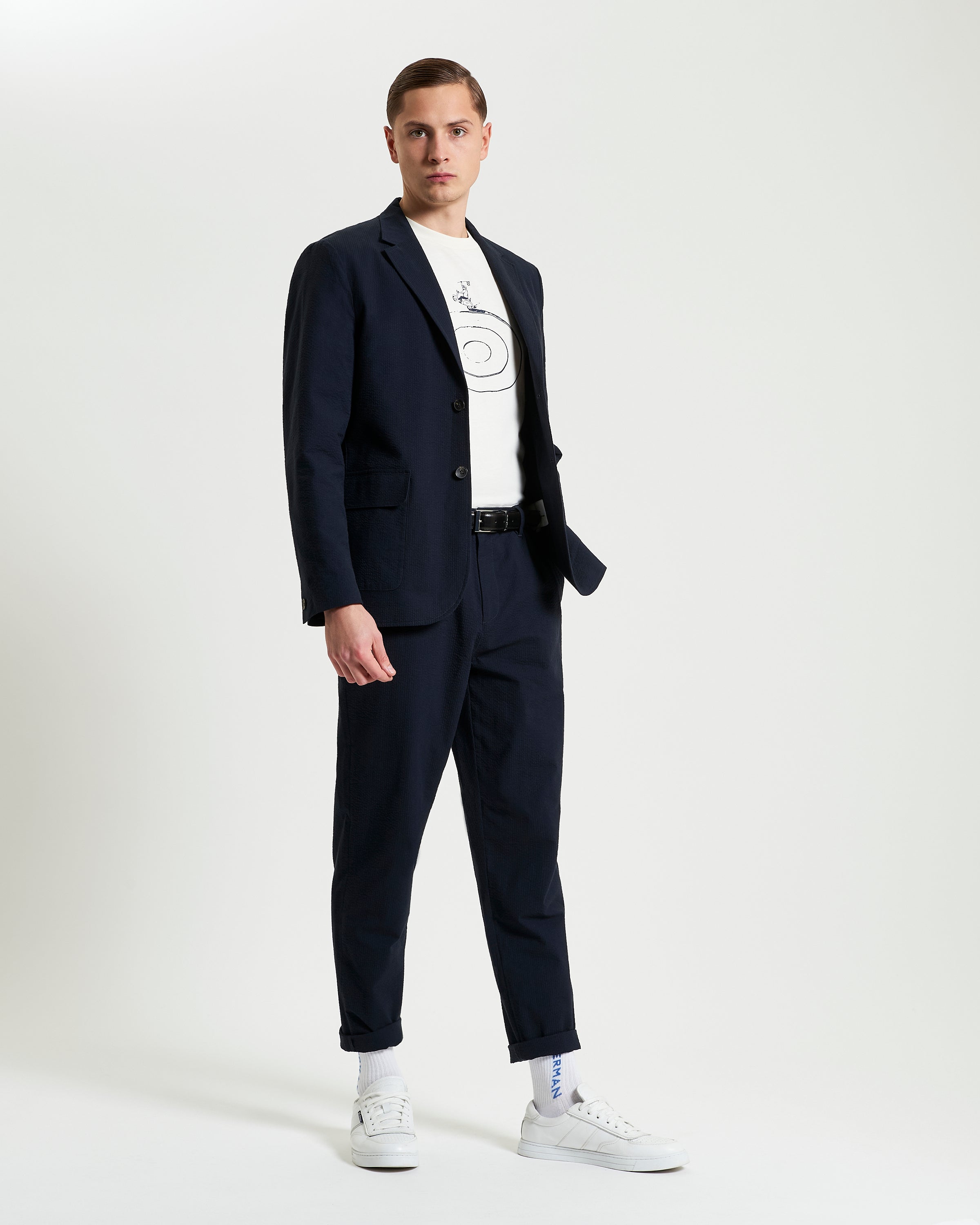 Seersucker Trouser – navy – slim fit with elasticated waistband and four pockets, styled with blazer and white sneakers.
