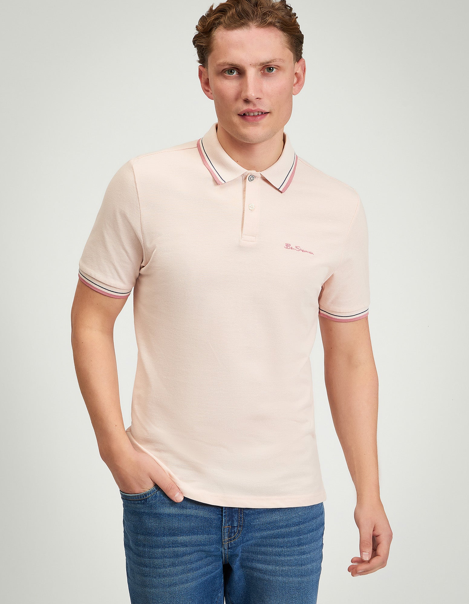 Signature Pique Polo – pink regular fit with contrast detailing and a refined look.