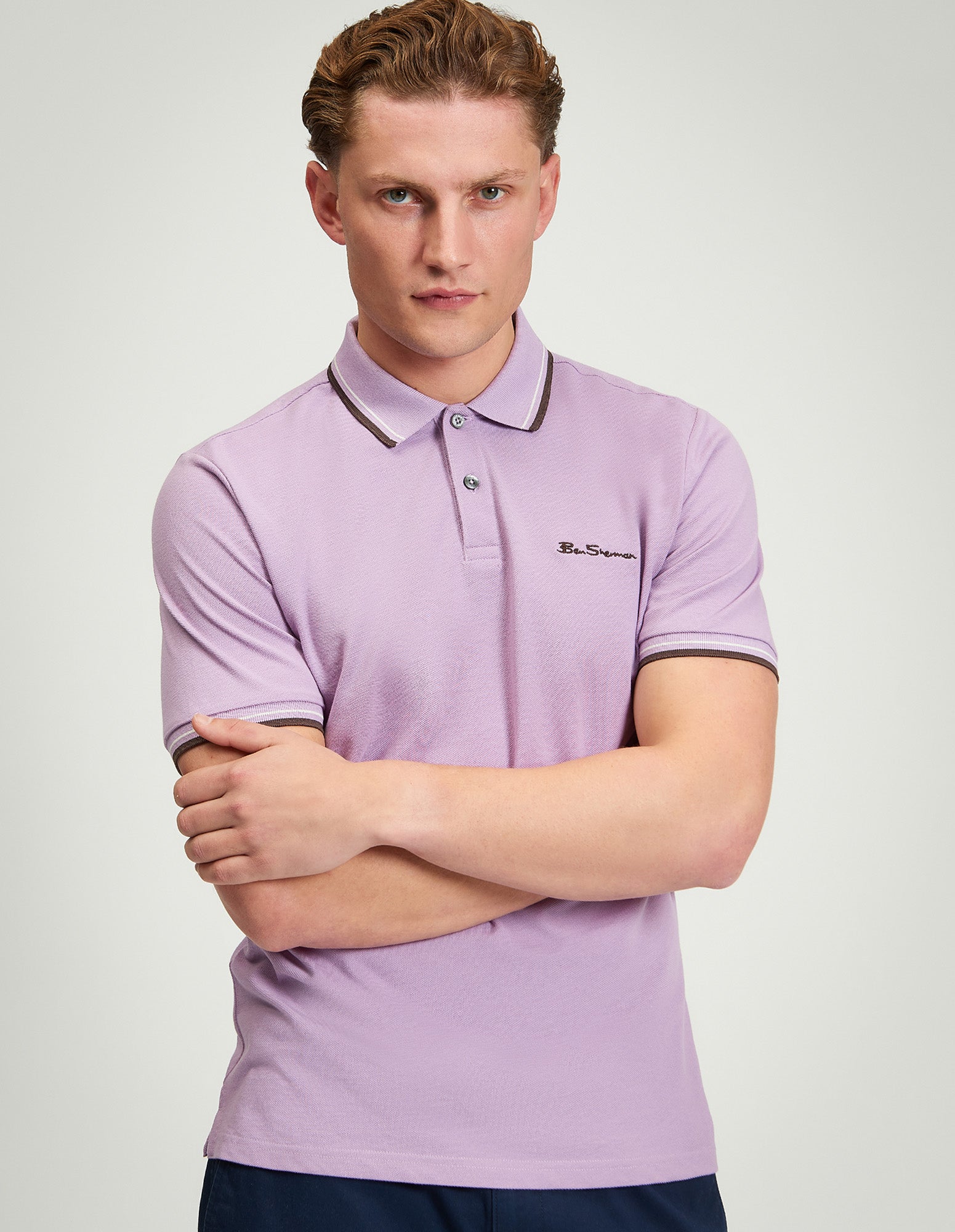 Signature Pique Polo – Lilac color with contrast detailing, showcasing a model wearing a refined and sustainable polo.