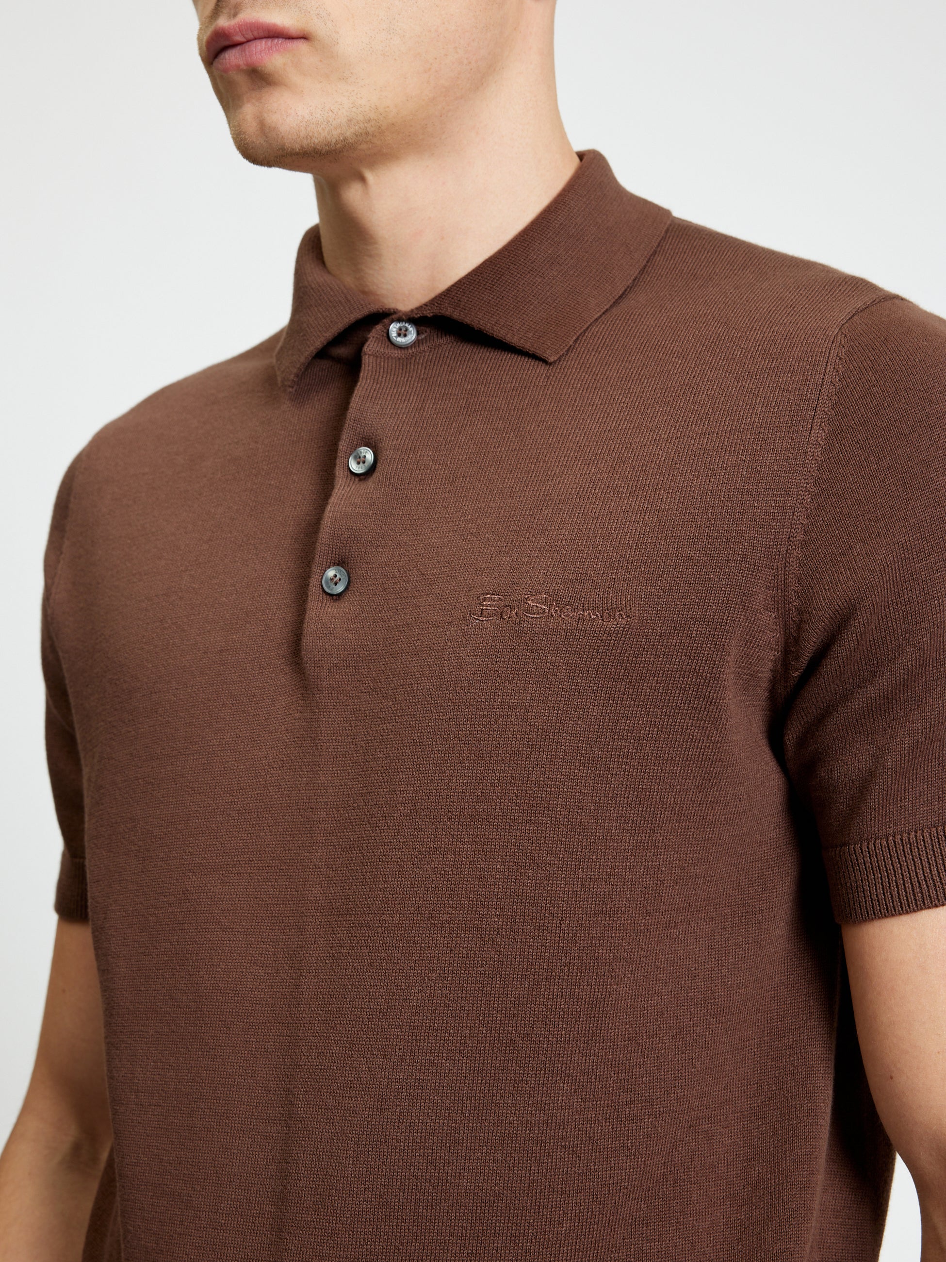Signature Short Sleeve Polo – brown with ribbed collar and two-button placket for a sleek fit.