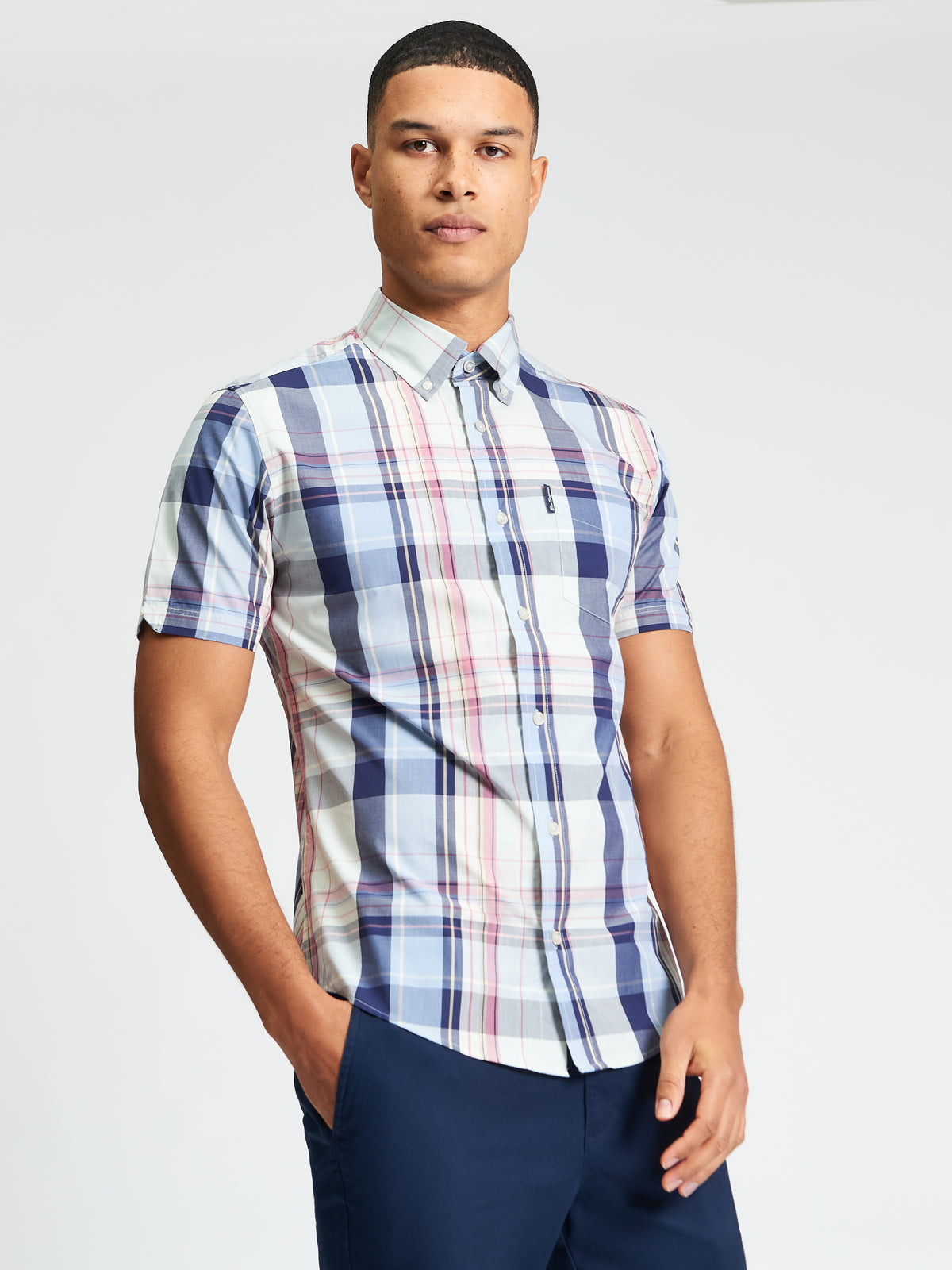Oversized Check – short sleeve oversized check shirt in breathable organic cotton for relaxed summer style.