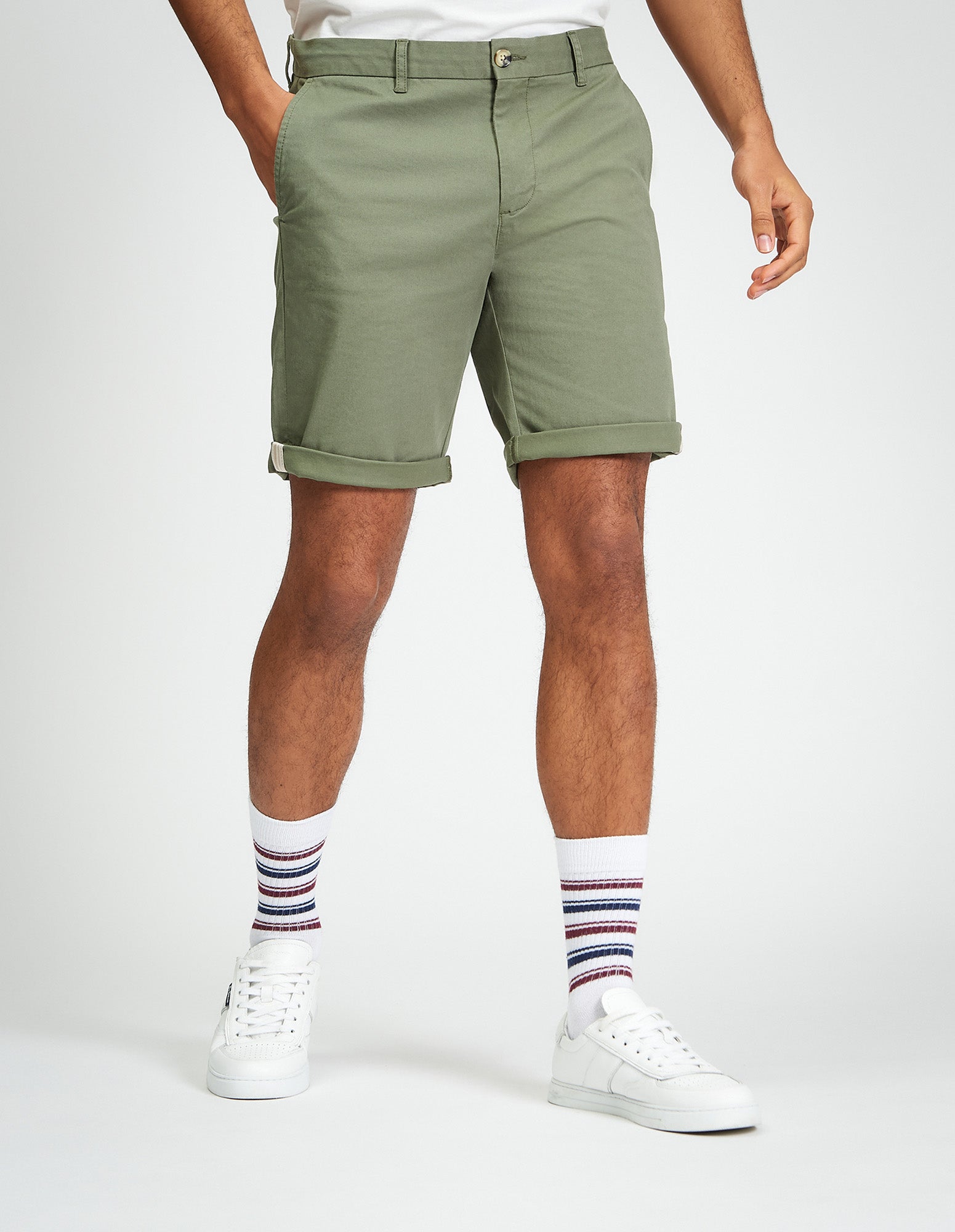 Signature Chino Short – olive green – stylishly tailored shorts for warm weather, showcasing clean lines and comfort.