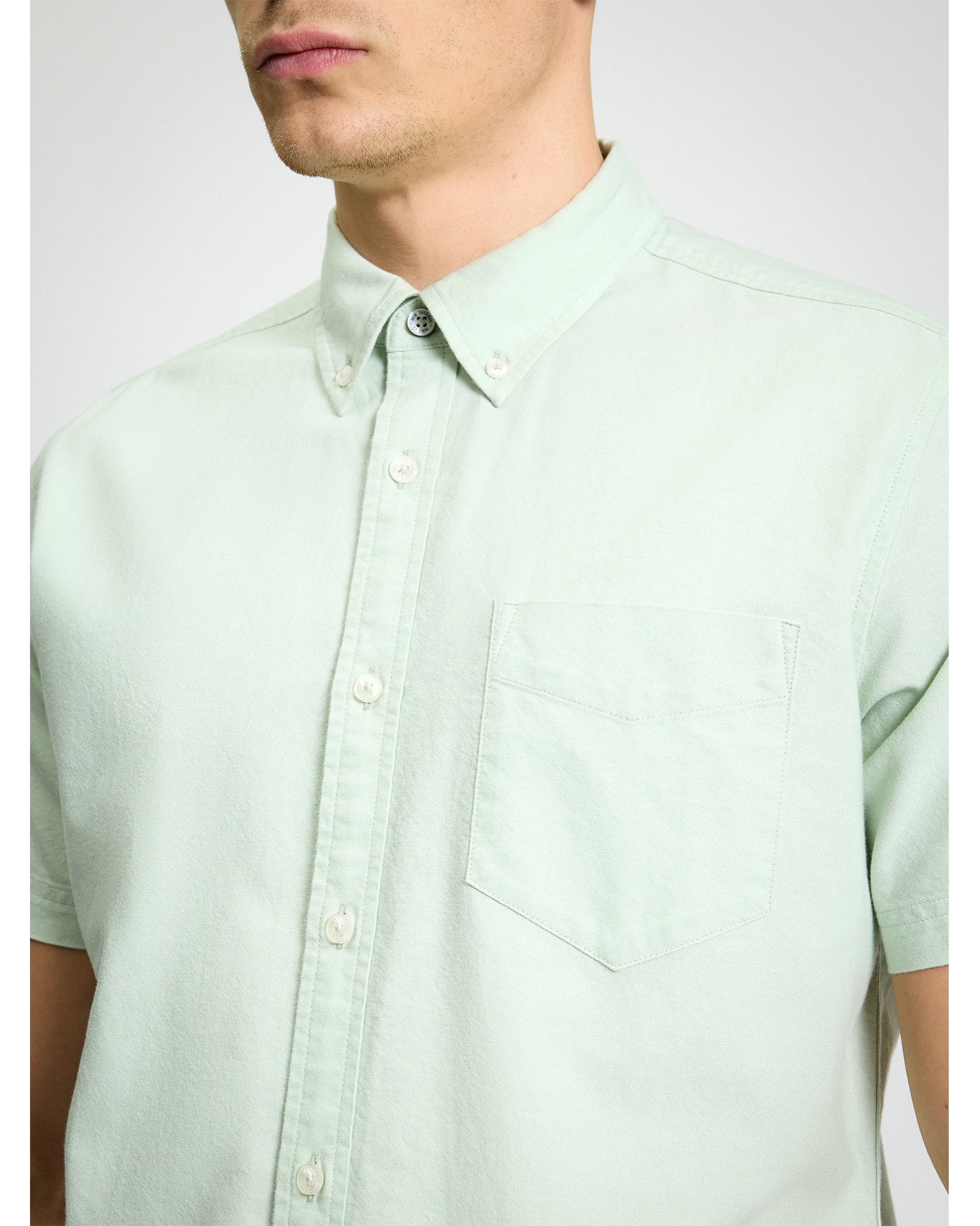 Short Sleeve Signature Oxford Shirt - Pistachio - Close-Up
