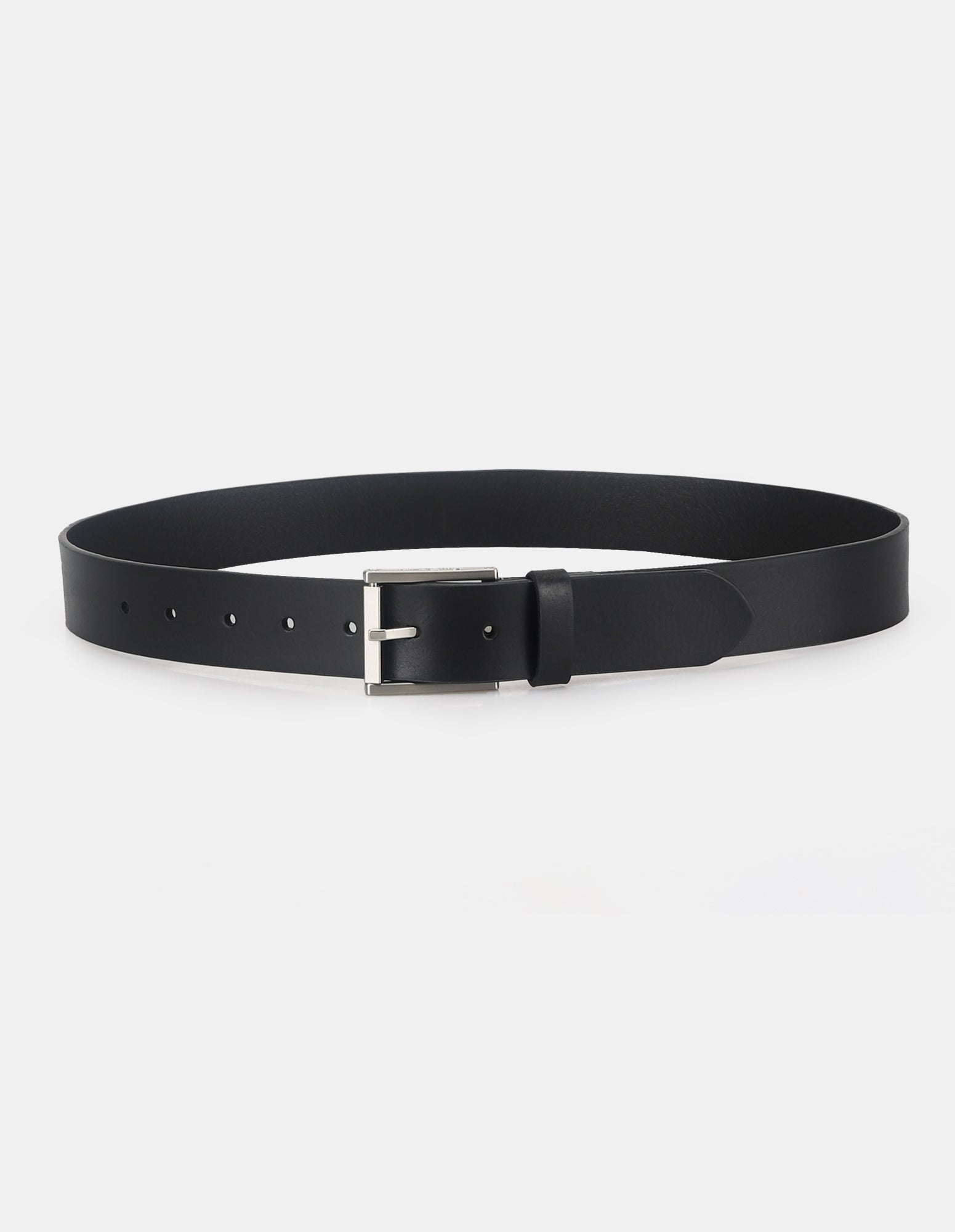 ROLLER BUCKLE BELT – Black leather belt with a silver buckle, perfect for stylish outfits.